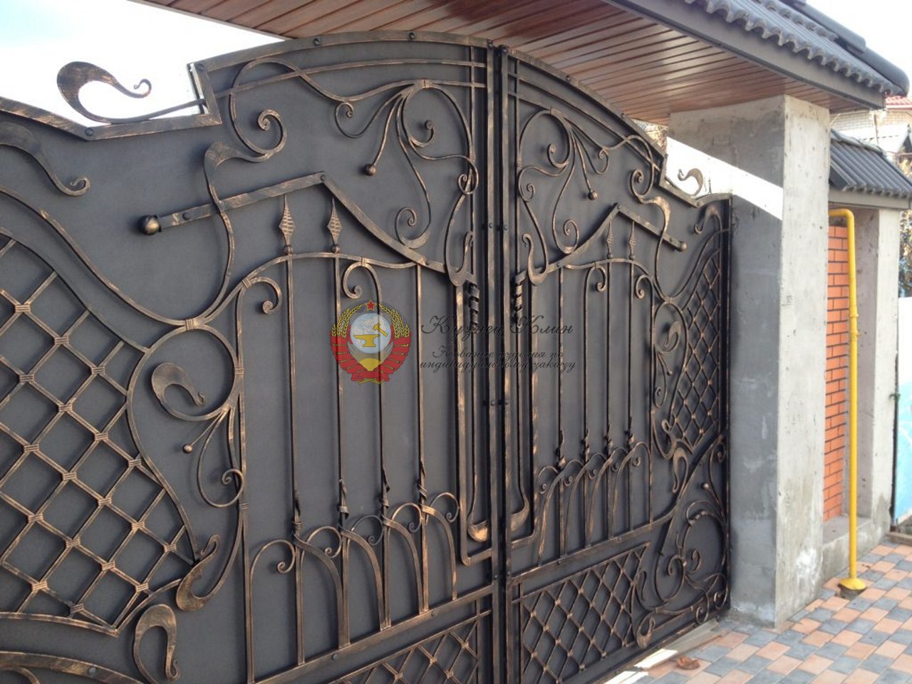 Ворота кованые с перебитой сеткой