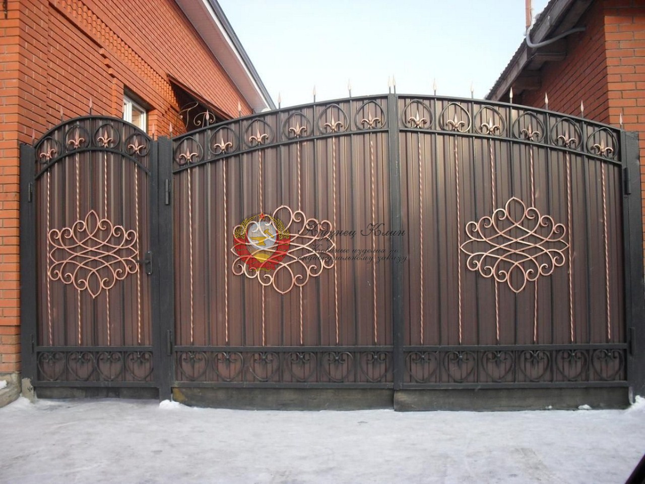 Классические кованые ворота с профлистом