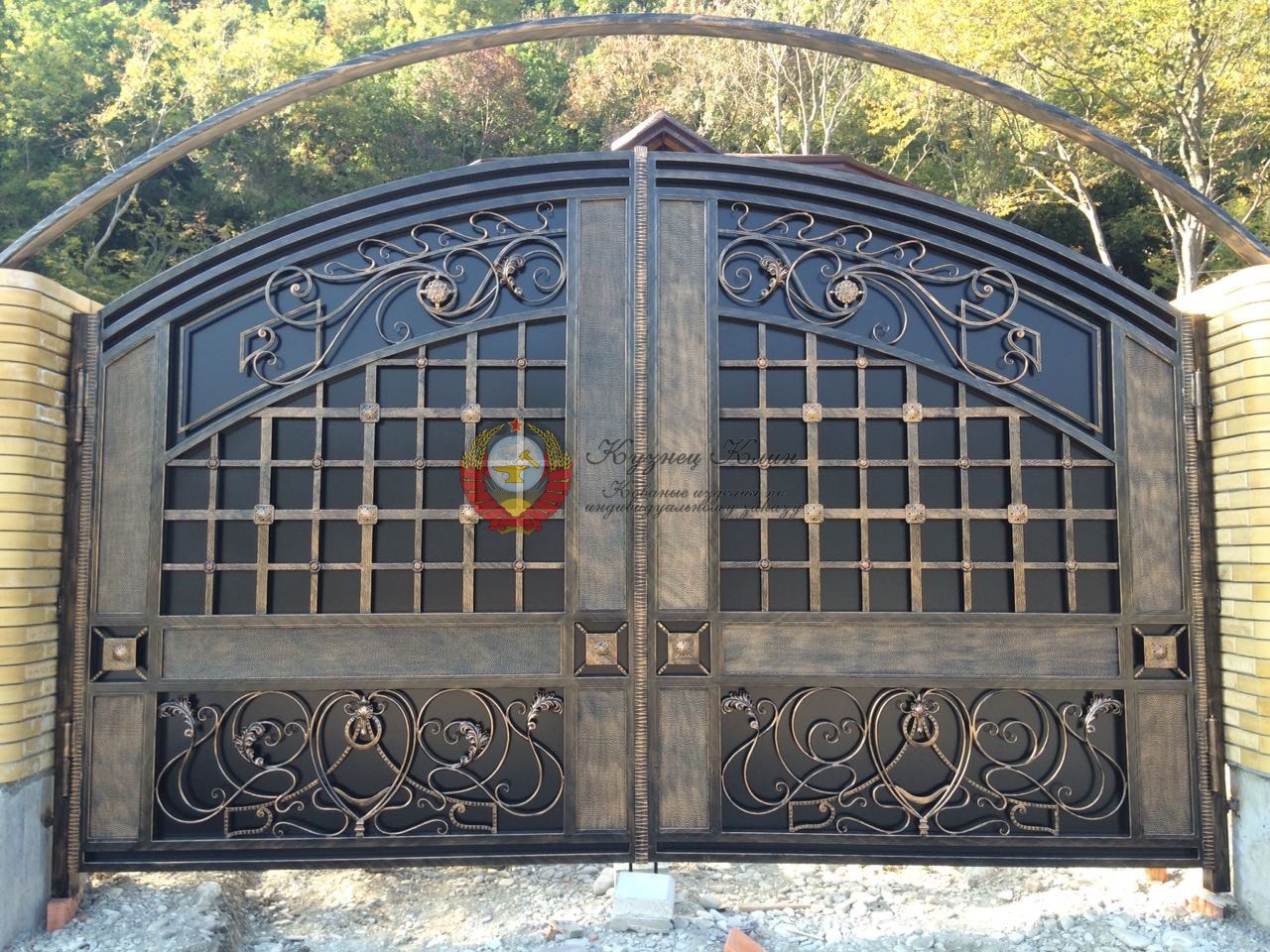 Кованые ворота замковый стиль