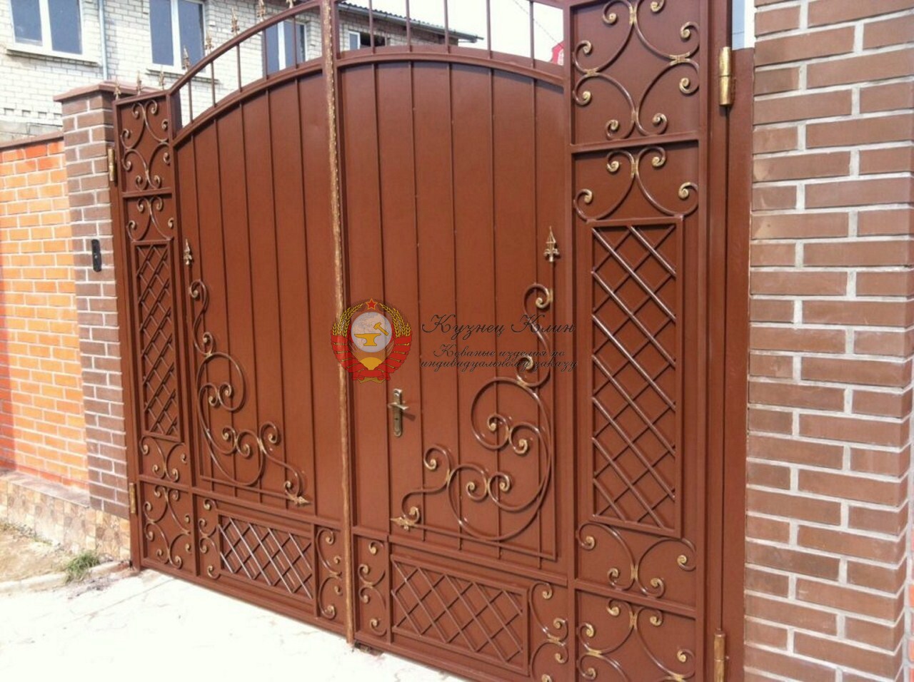 Кованые ворота с калиткой в нутри