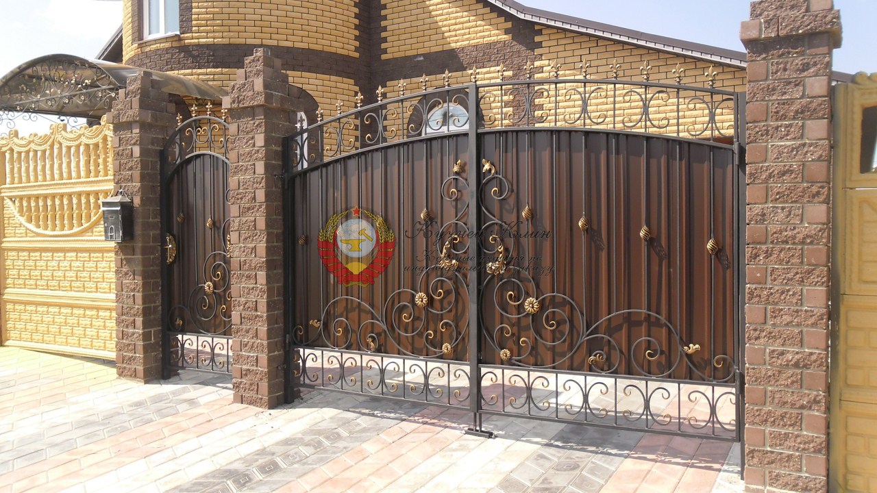 Кованые ворота с профлистом