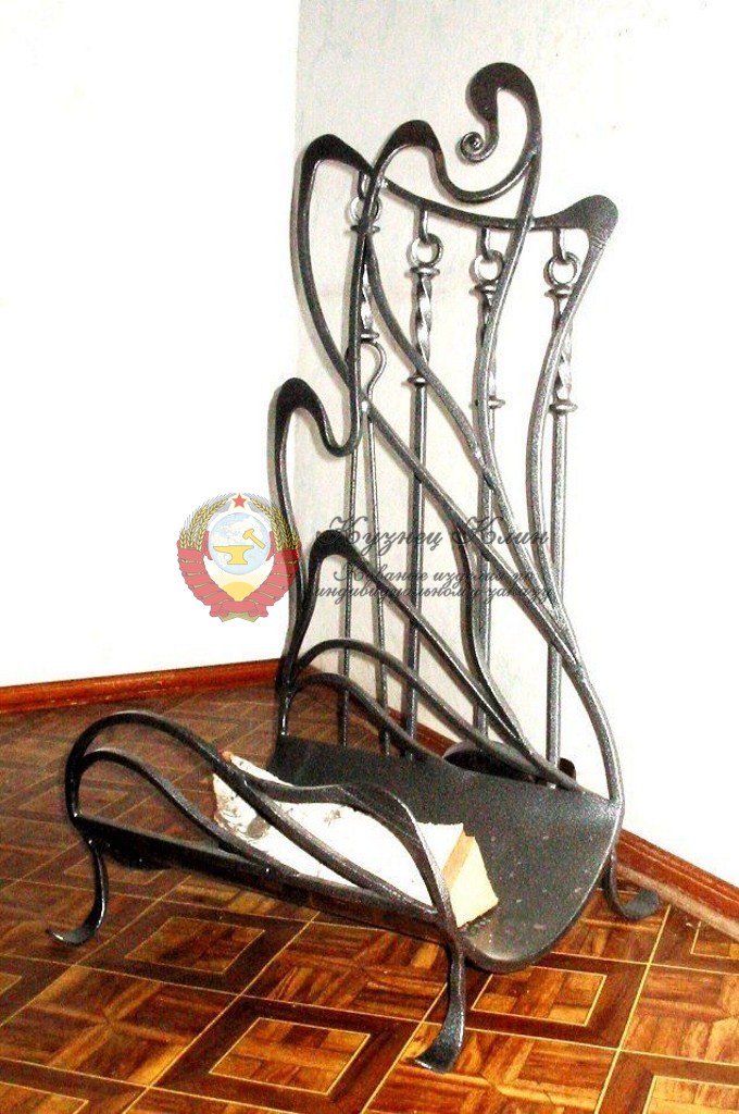 Кованая дровница в стиле модерн с утворью