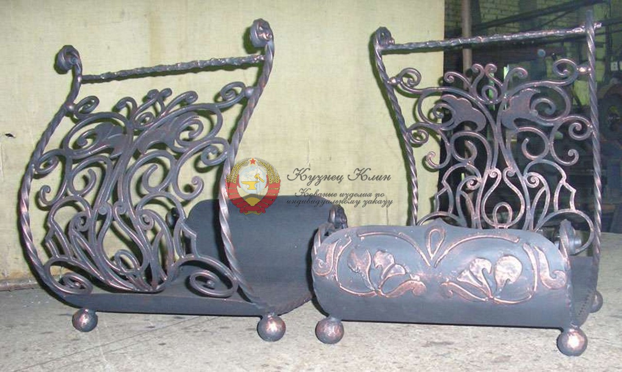 Кованая дровница пристенная