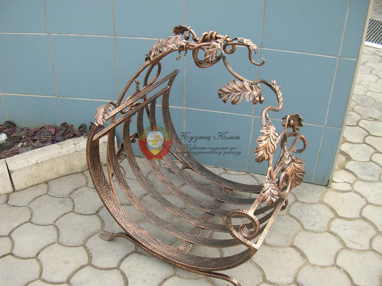 Кованая дровница с дубовыми листьями