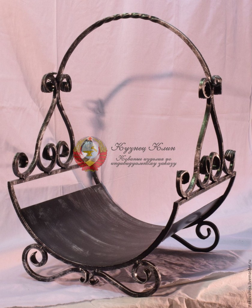 Кованая дровница с ручкой