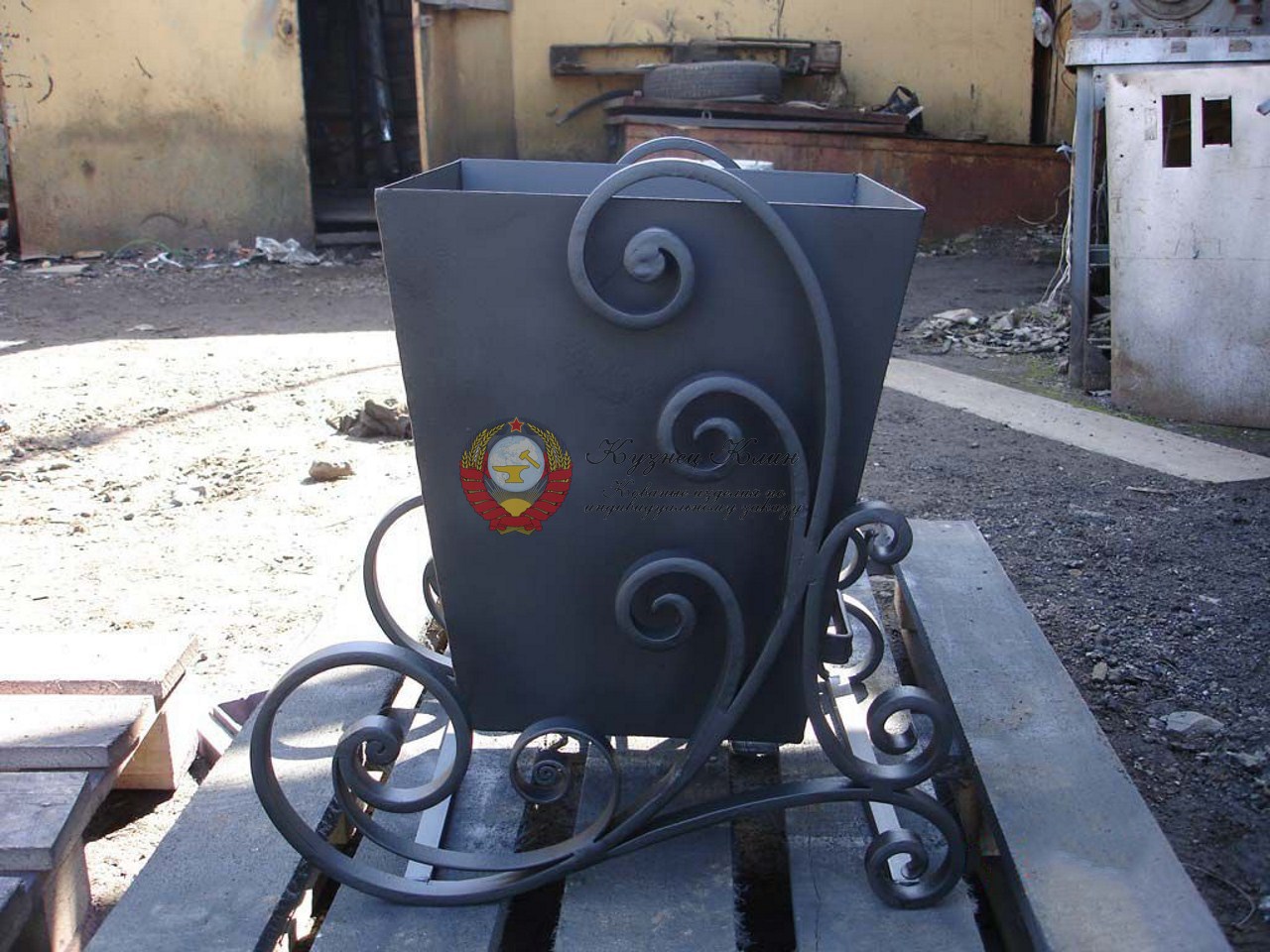 Кованая урна поворотная