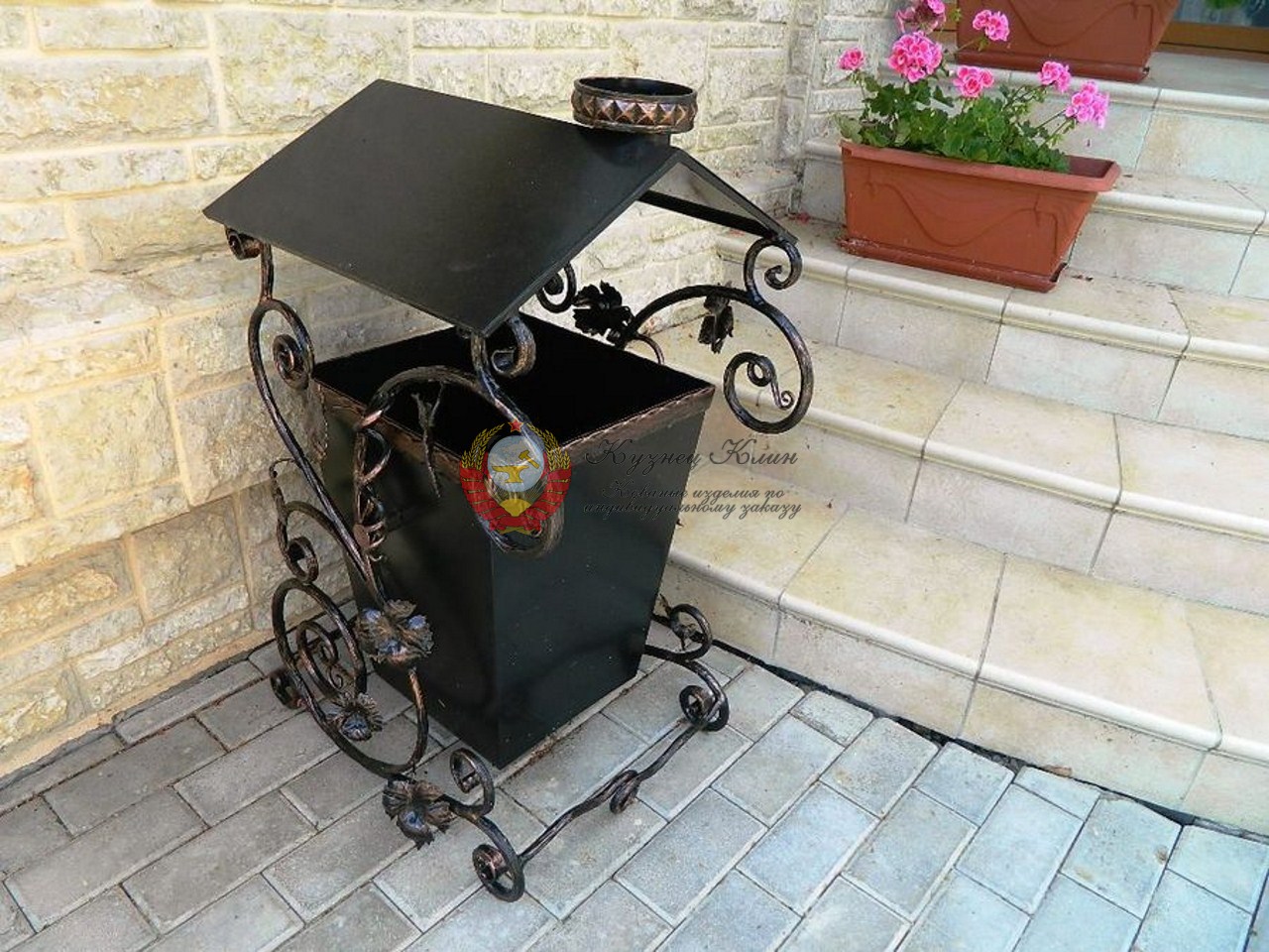 Кованая урна с крышей