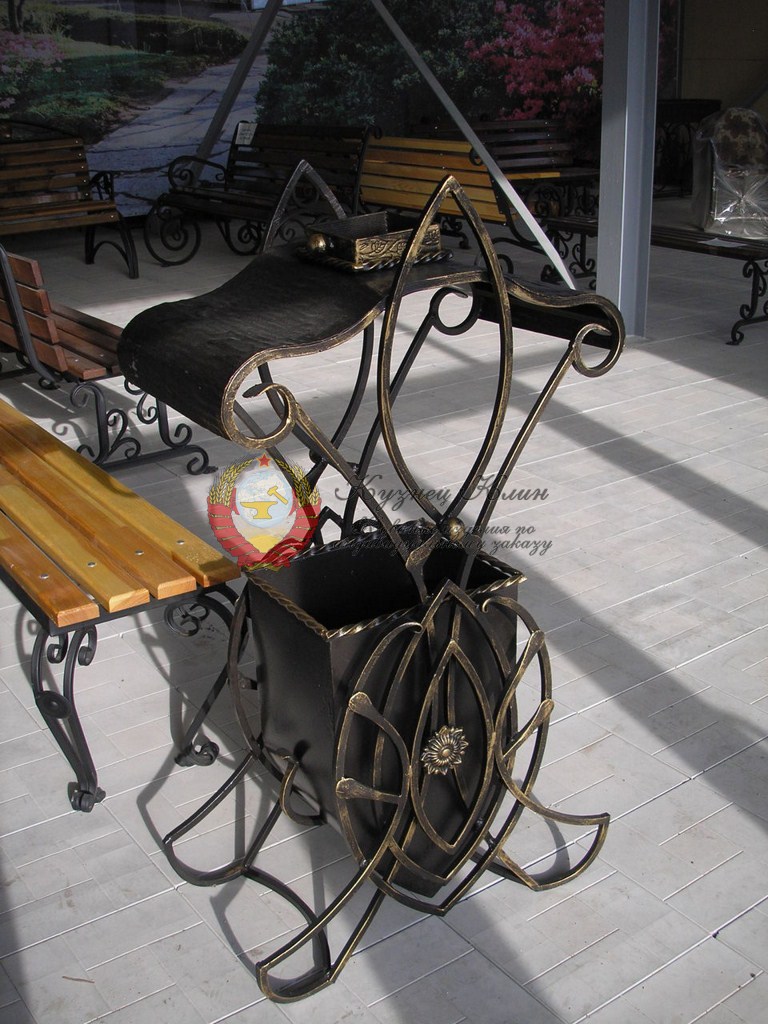 Стильная кованая урна