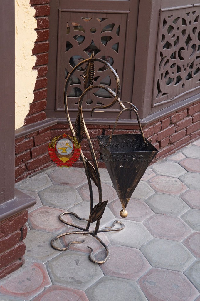 Урна кованая птрамида