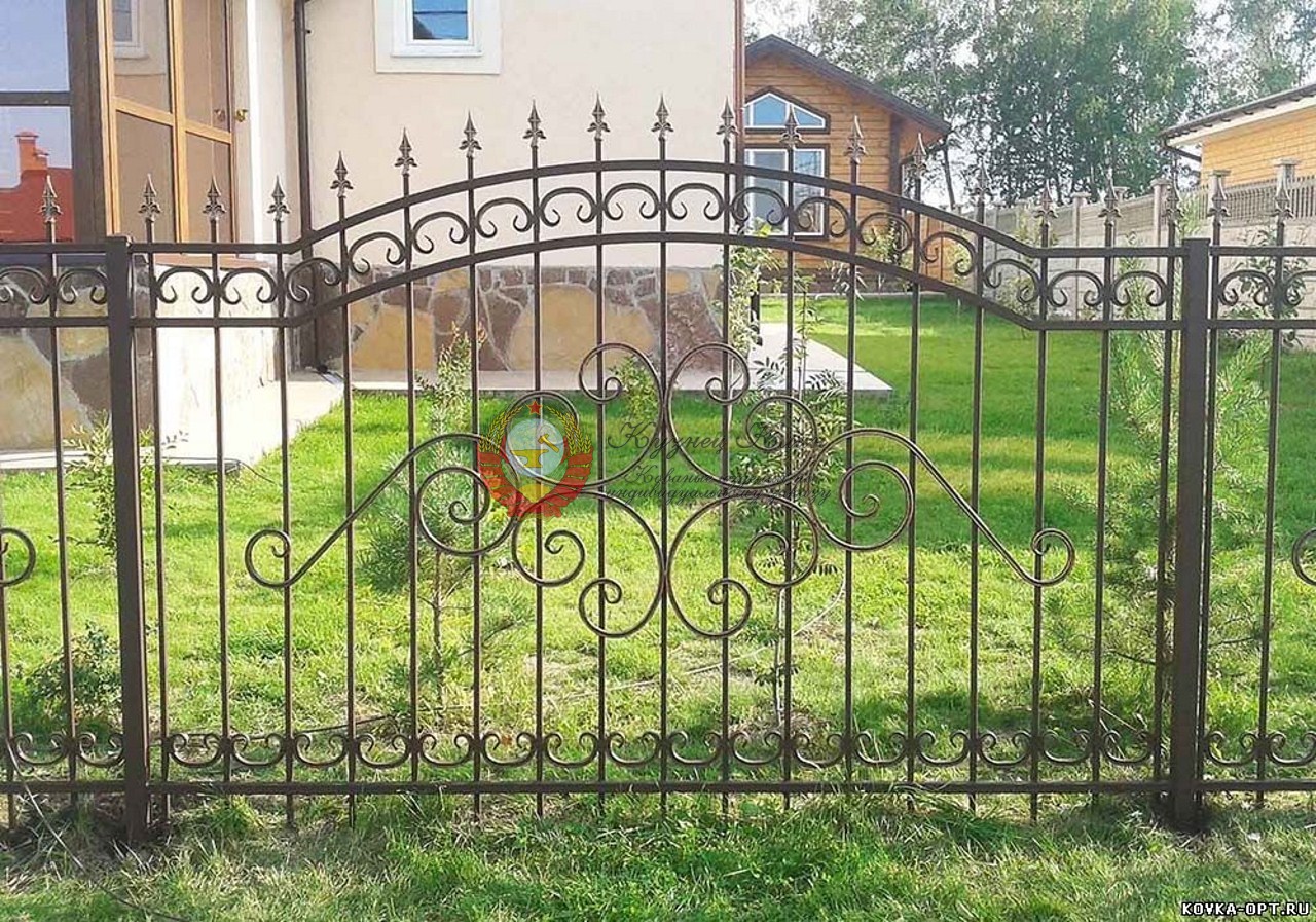 Арочный забор с ковкой