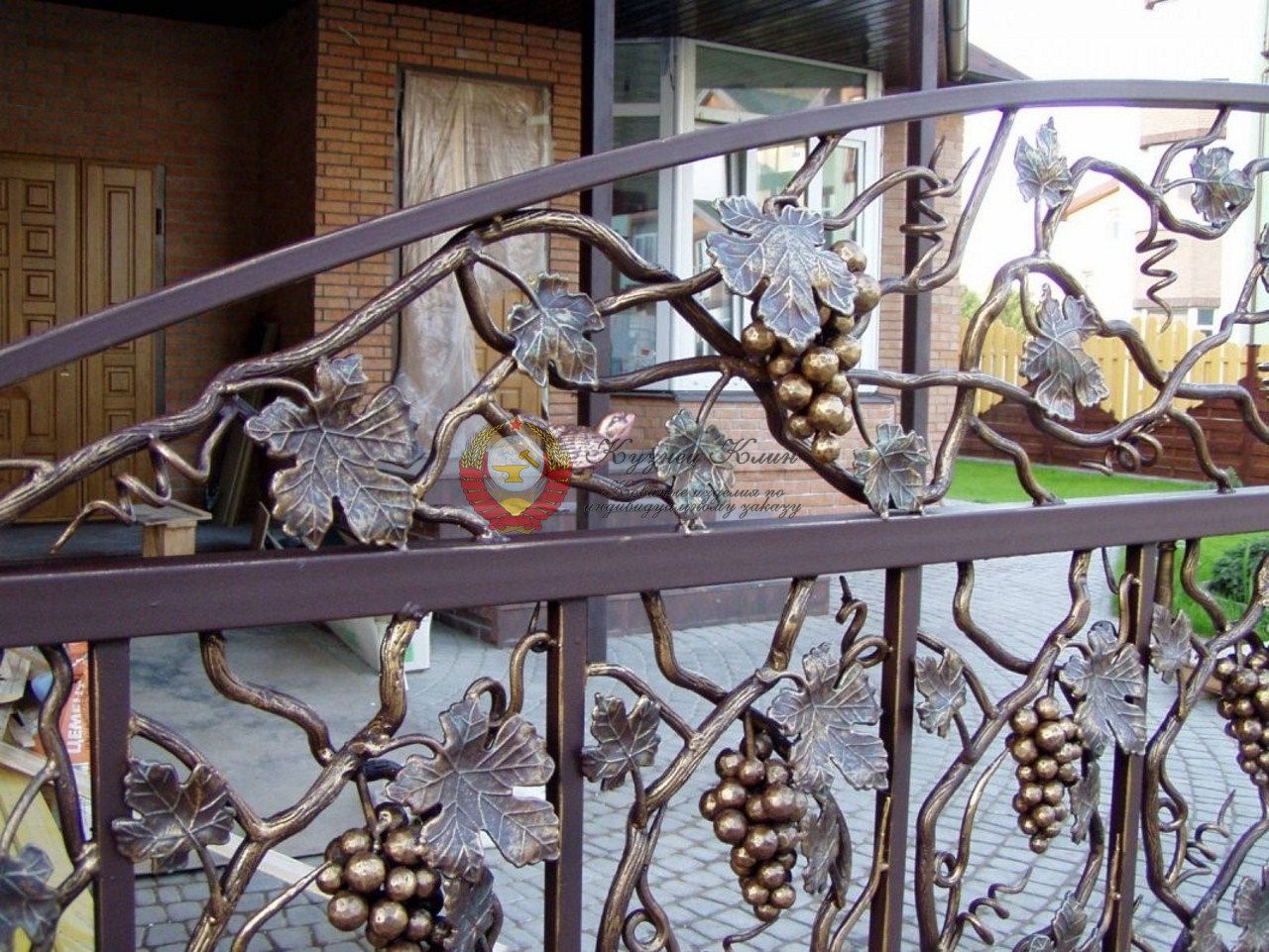 Виноград на кованом заборе