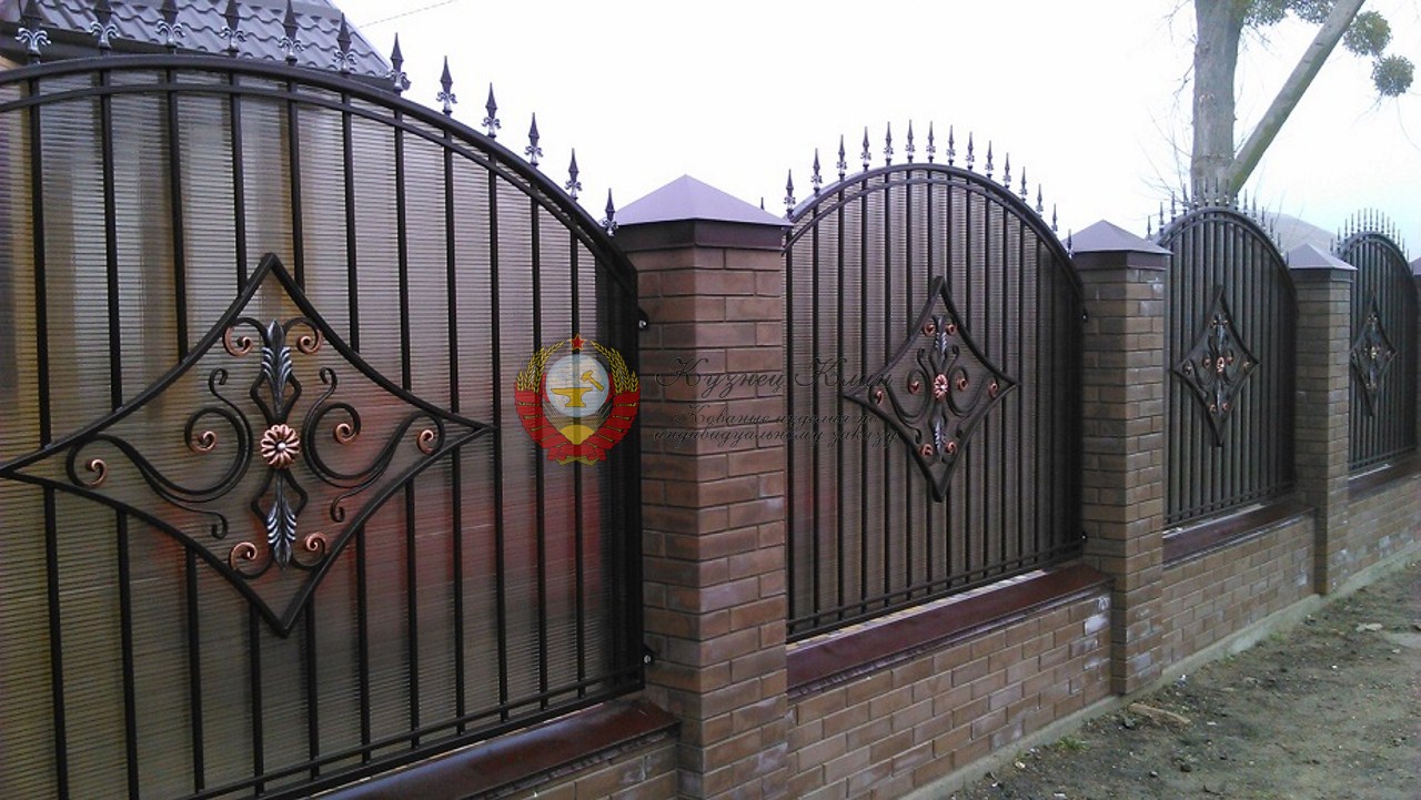 Глухой кованый забор с поликарбонатом