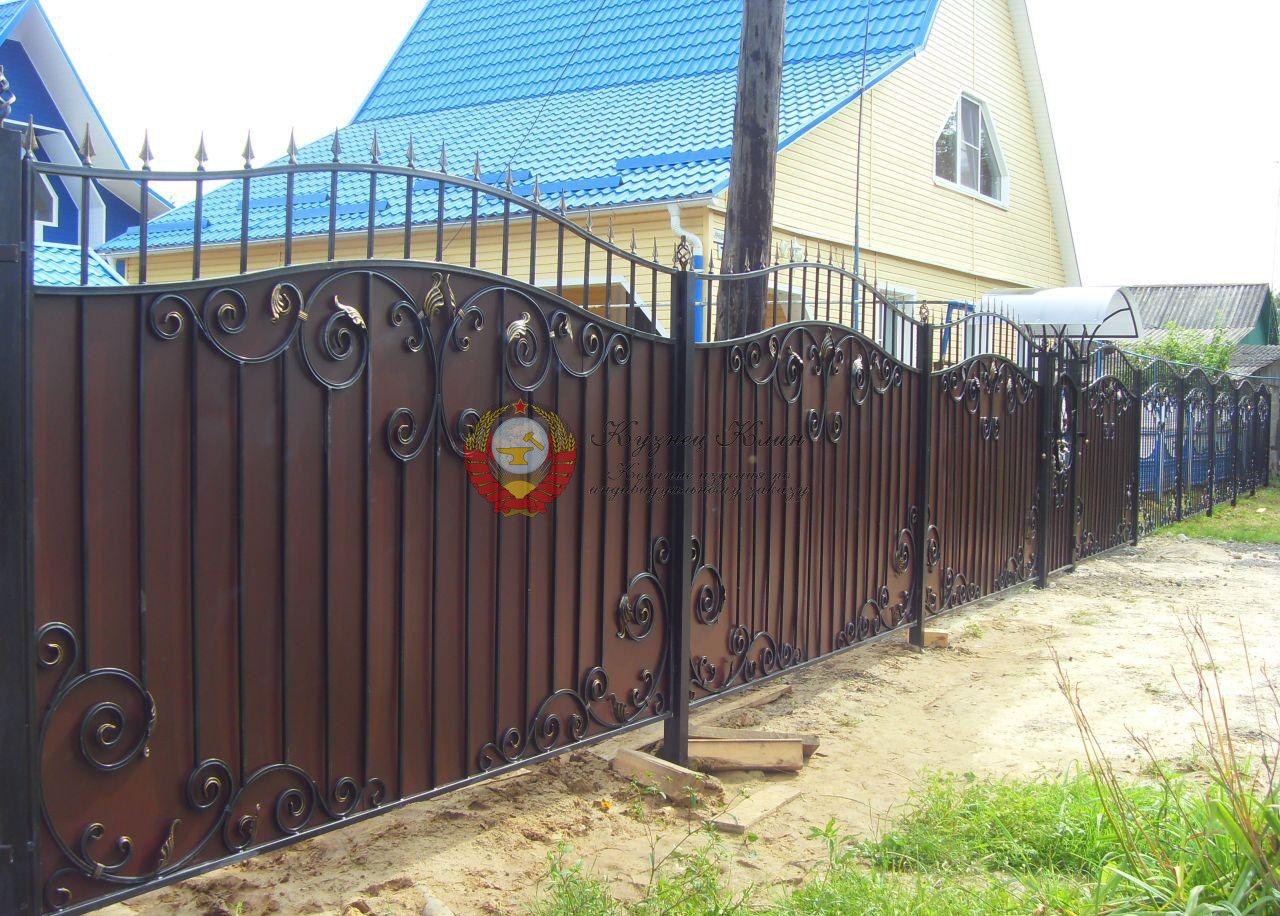 Дуговой кованый забор глухой с профлистом