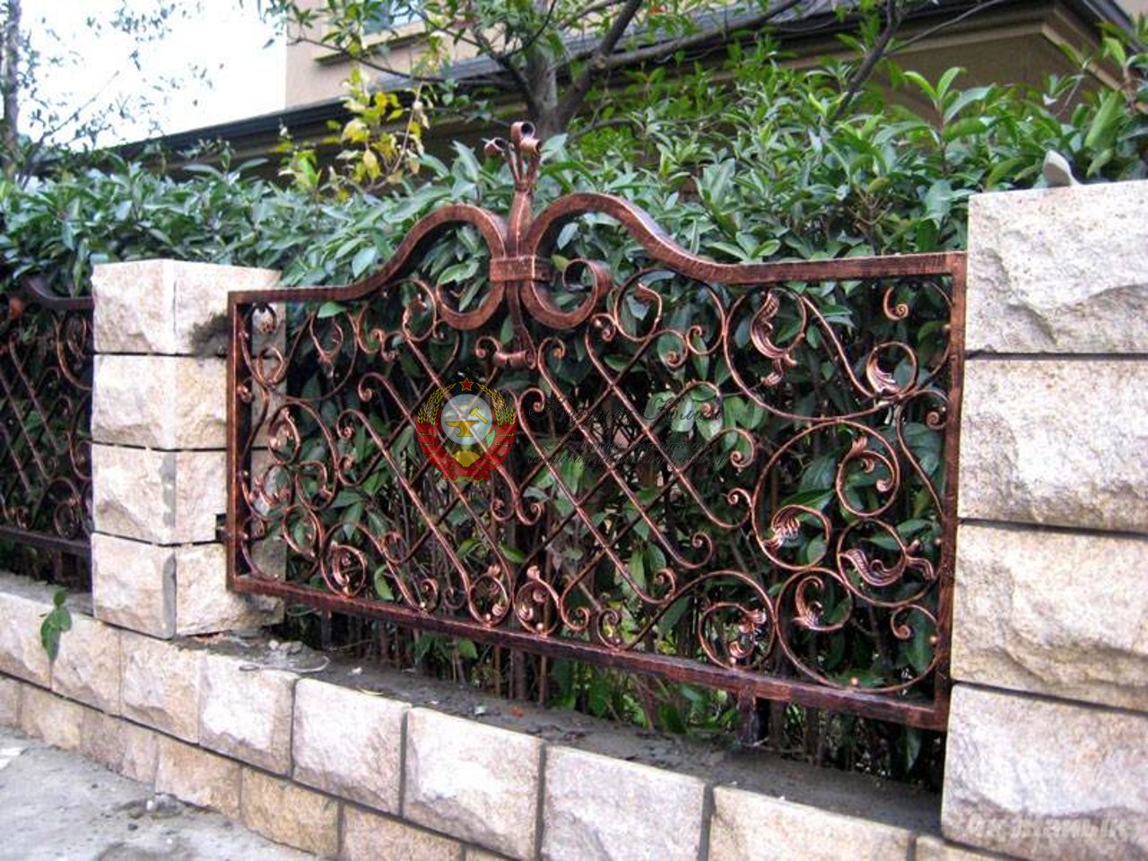 Кованый забор английский стиль