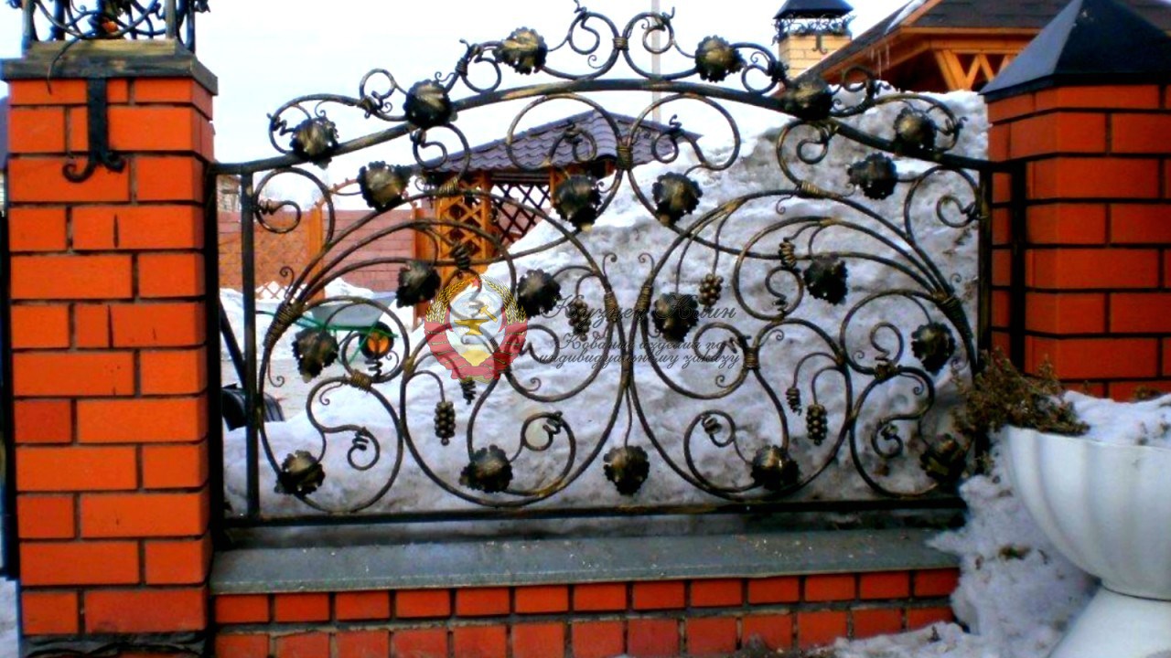 Кованый забор в виде винограда