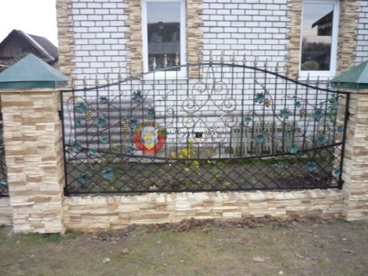 Кованый забор с виноградом