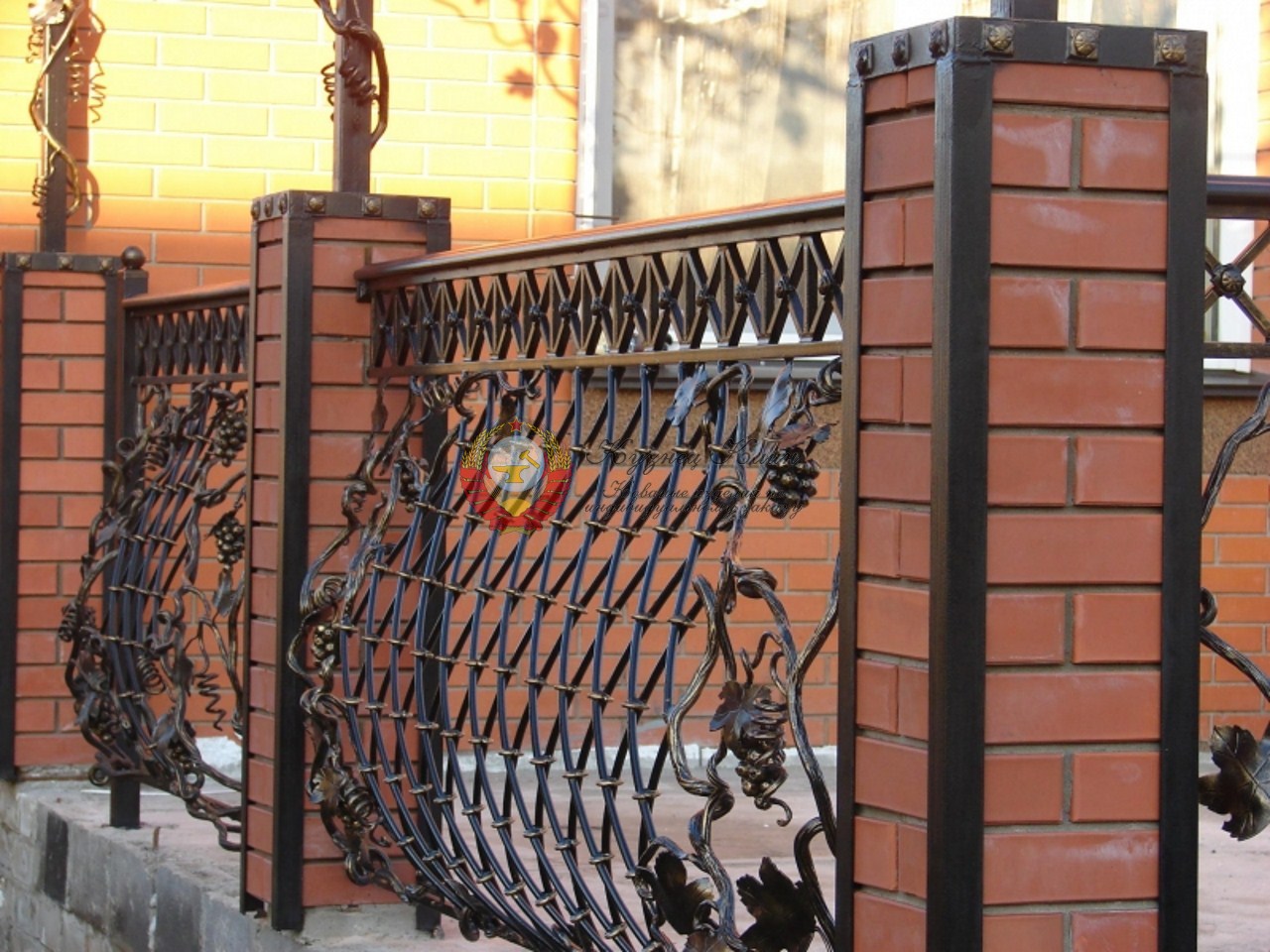 Кованый забор с дуговым рисунком