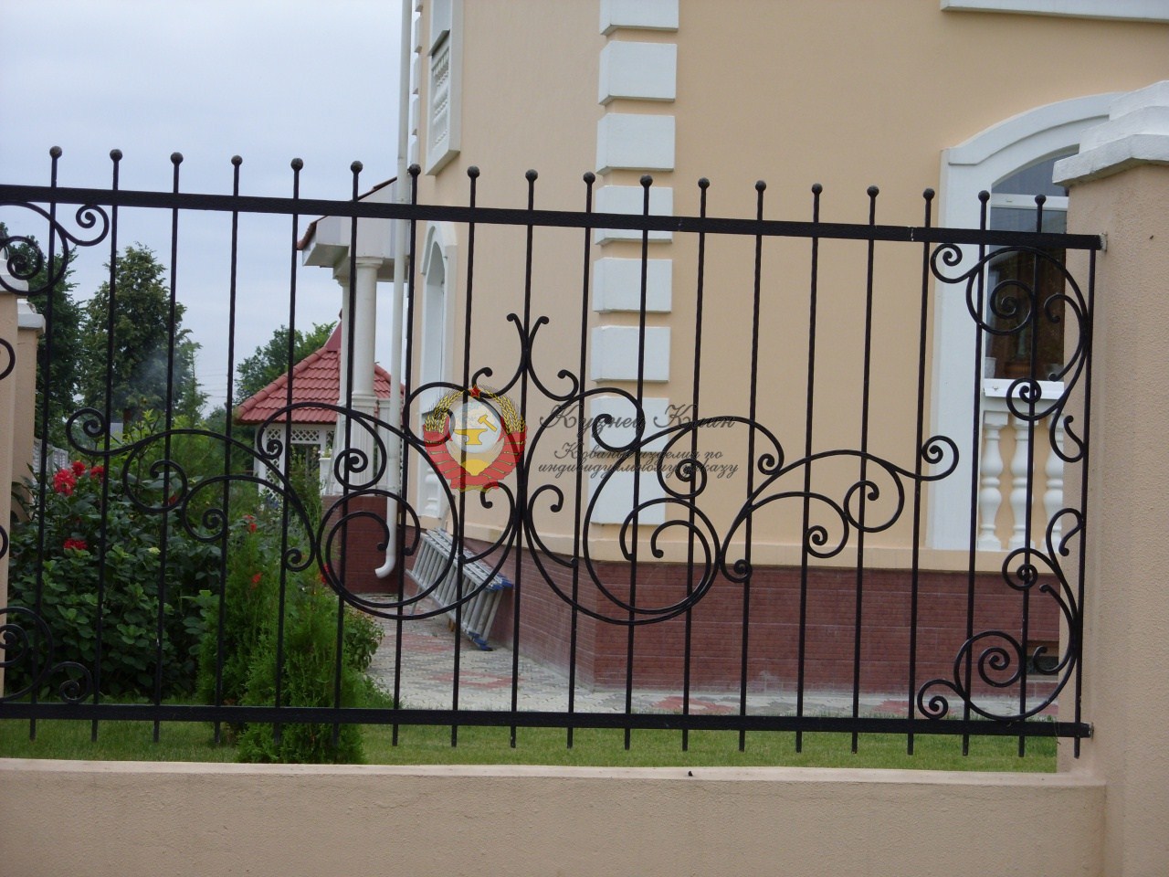 Прямой забор с ковкой