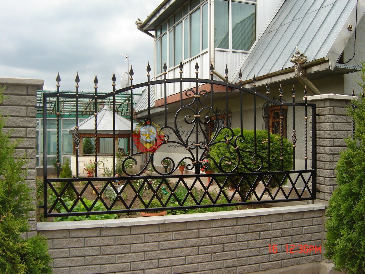 Секция кованого забора с пиками