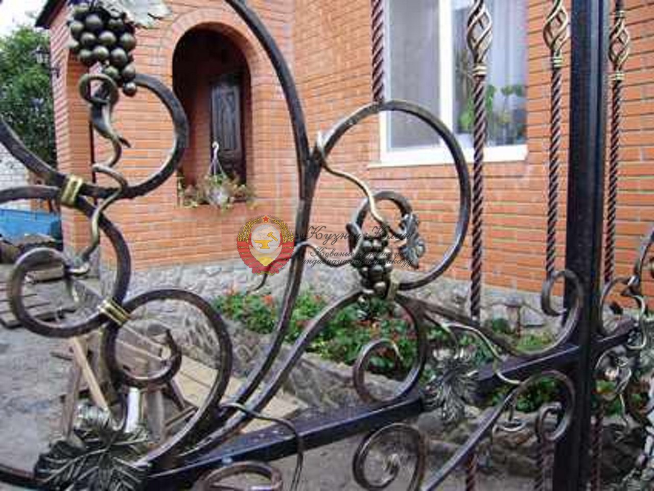 Элемент кованого забора с виноградной лозой