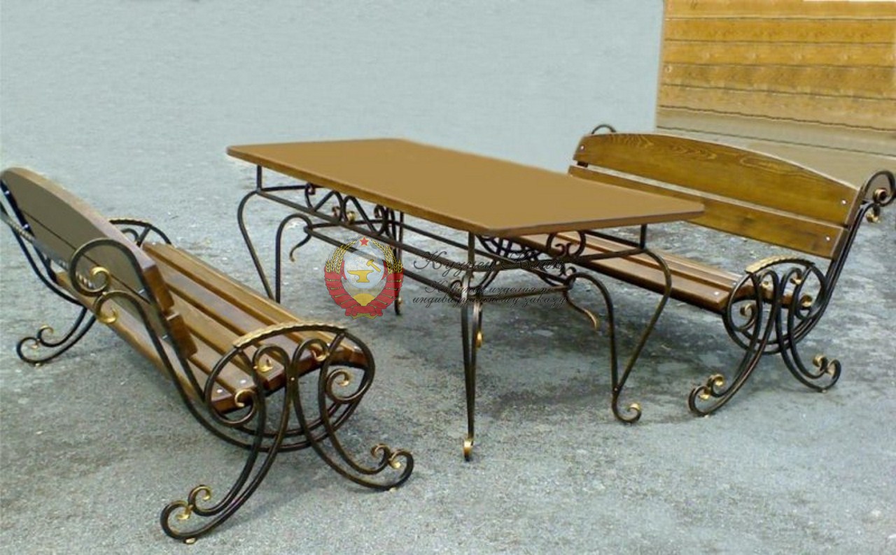 Ковананый стол с лавочками