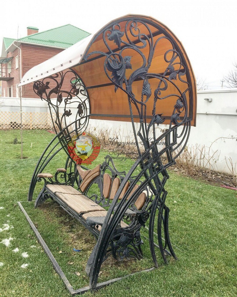 Кованая лавочка качели с крышей