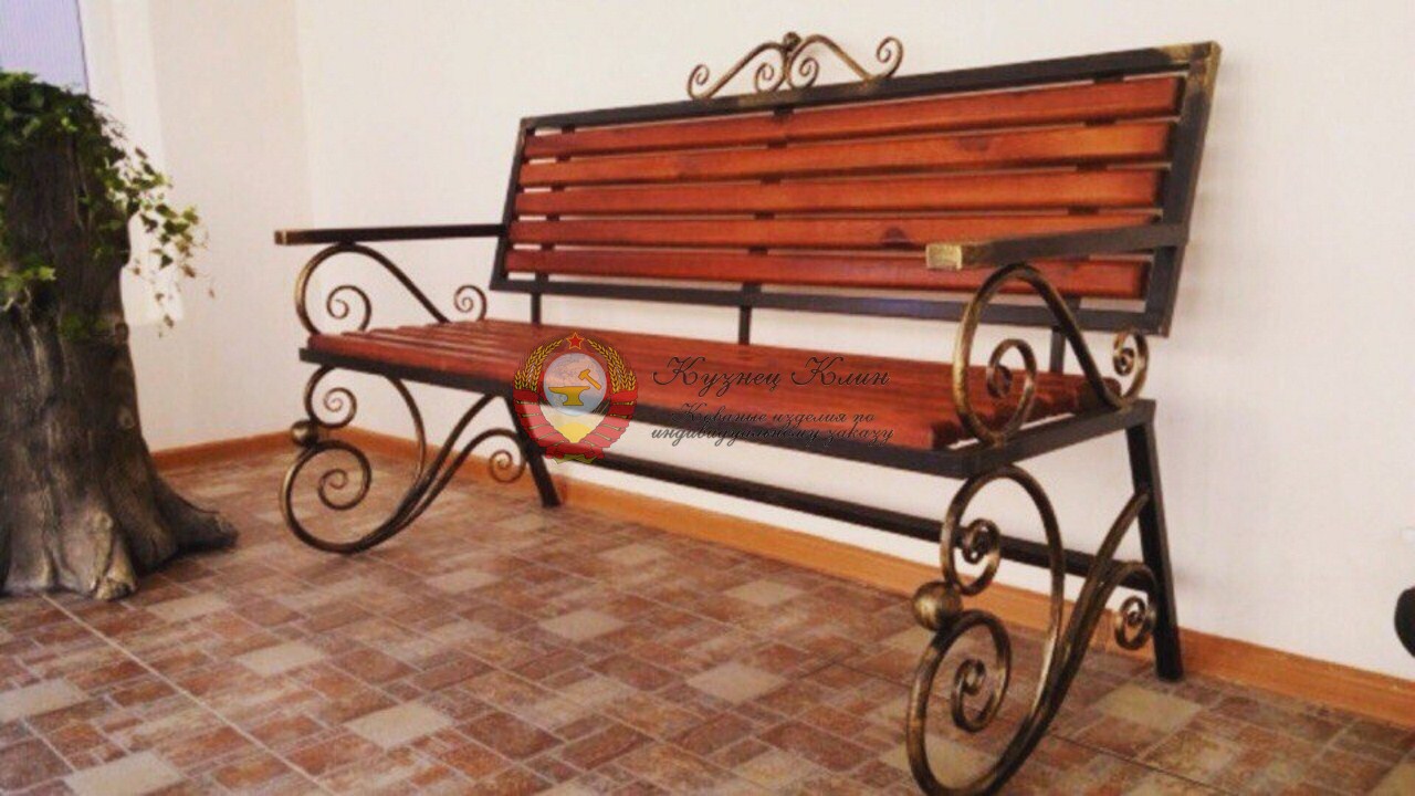 Кованая лавочка с деревом