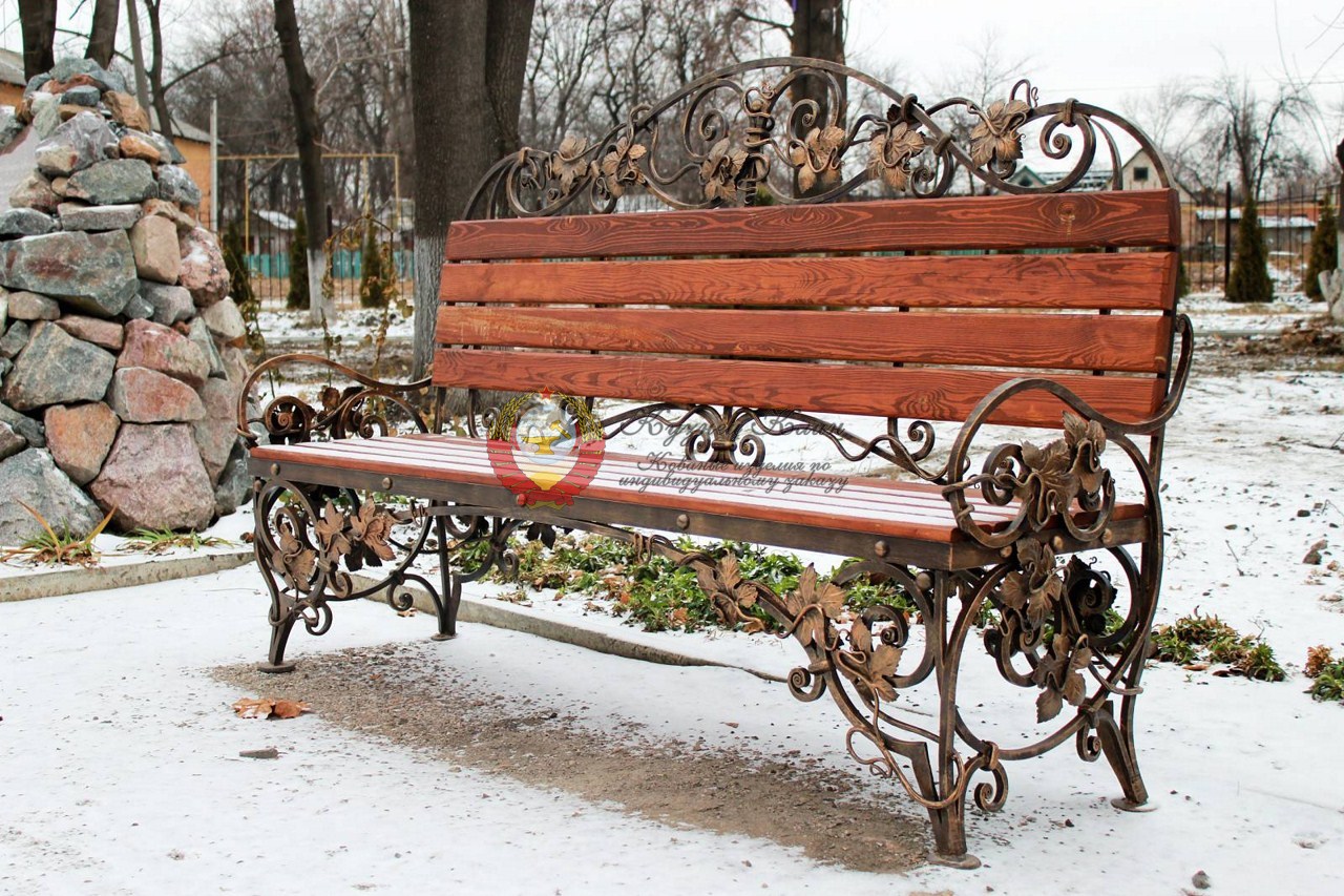 Кованая лавочка с деревянной спинкой