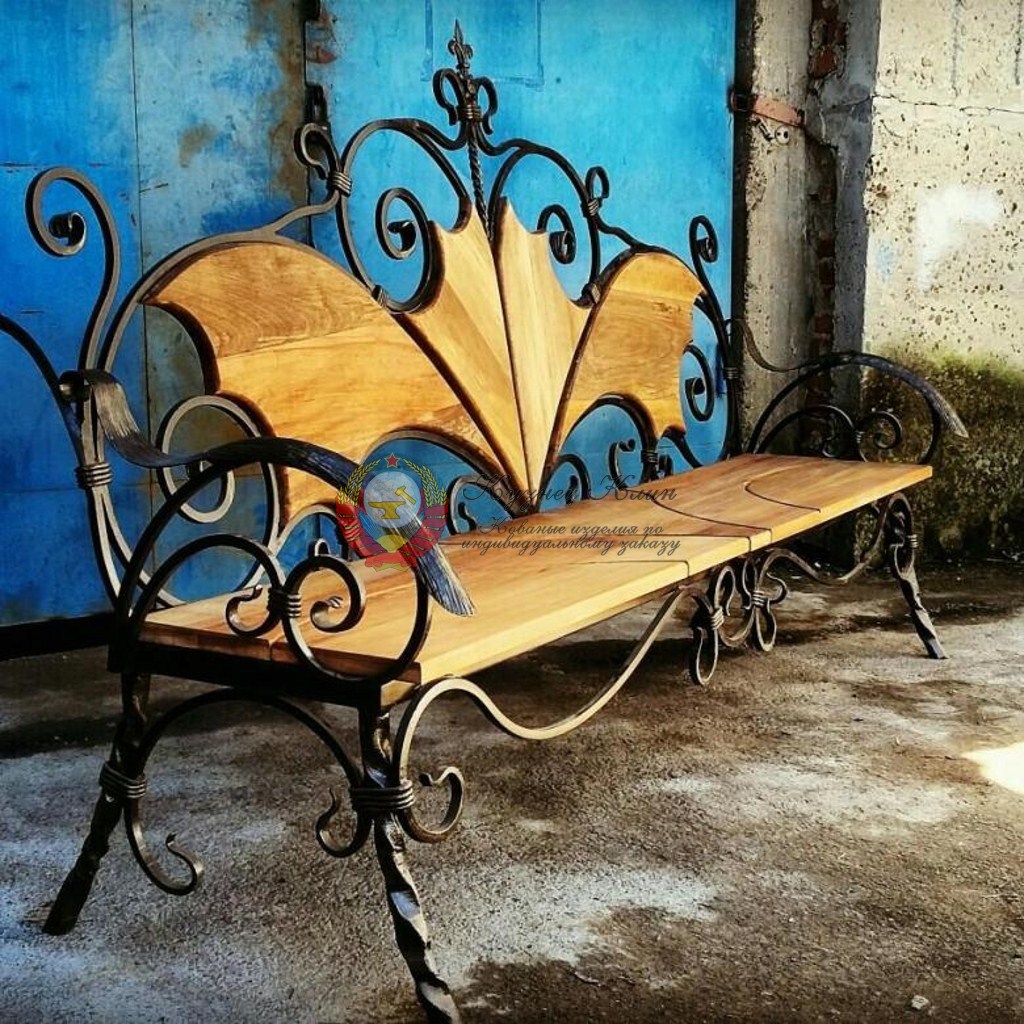 Кованая лавочка с деревянными щитами