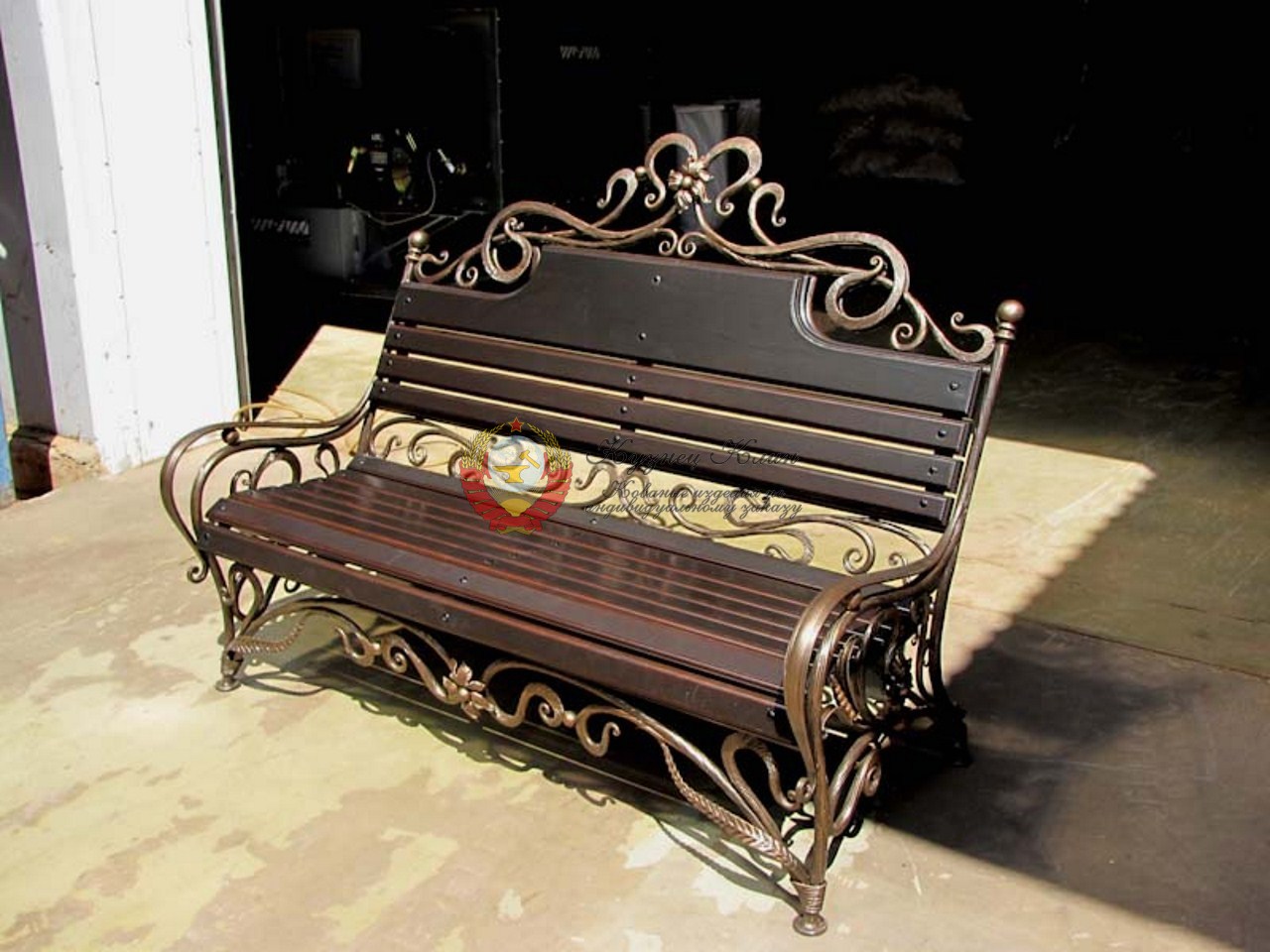 Кованая лавочка с дубовыми накладками