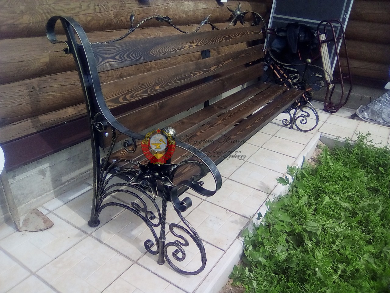 Кованая лавочка с изящными подлокотниками