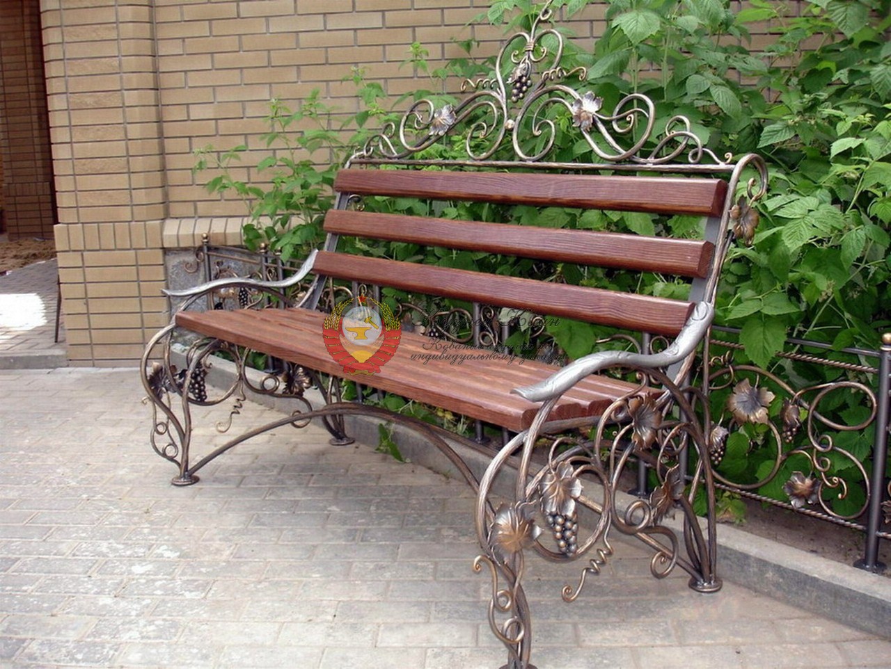 Кованая лавочка с подлокотником