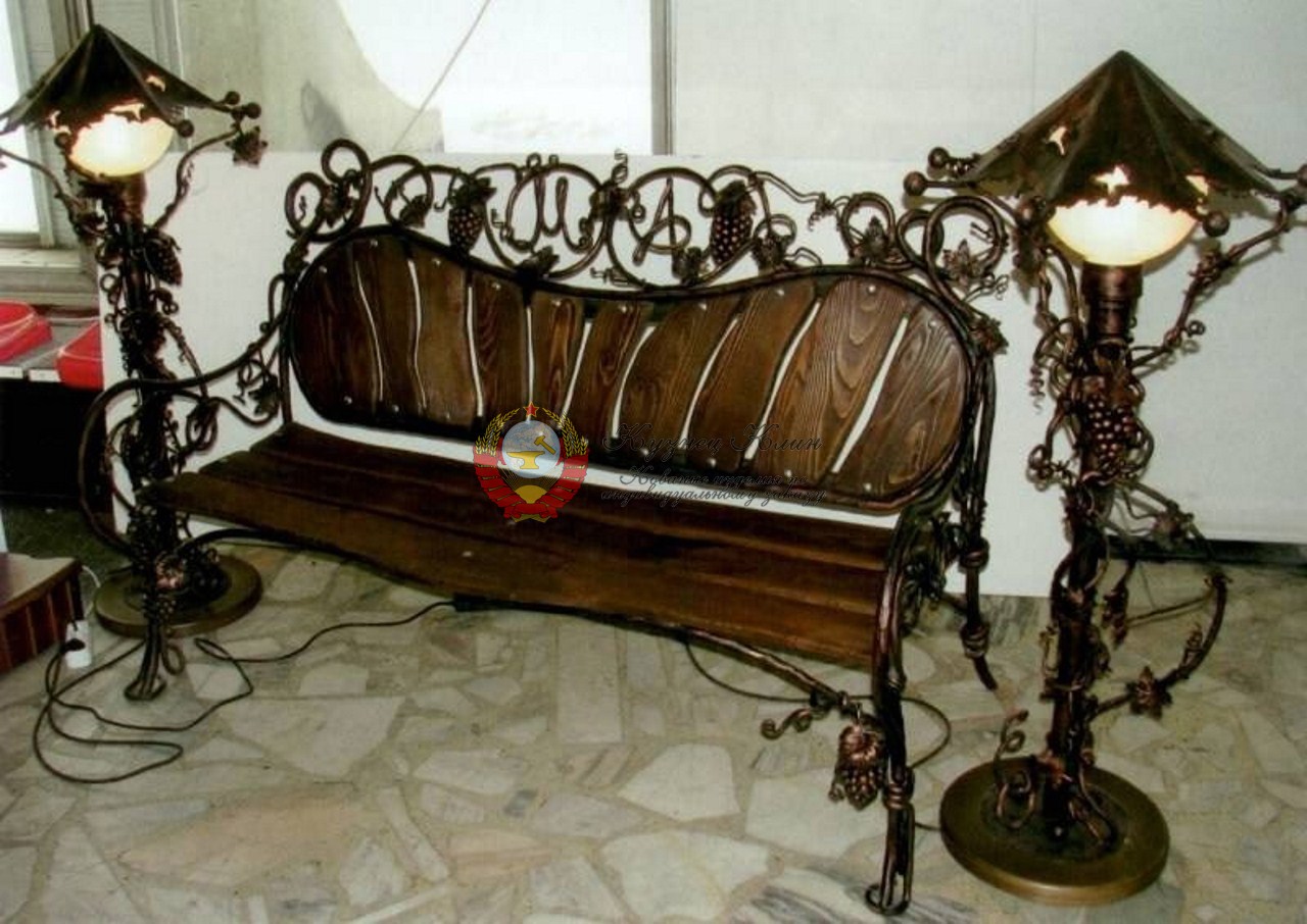 Кованая лавочка с фонорями
