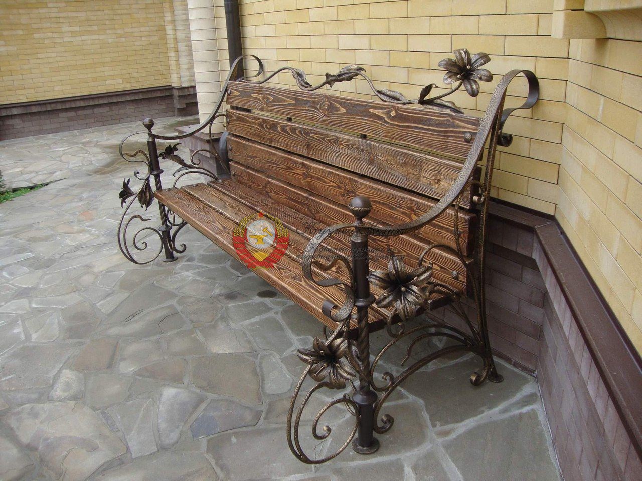 Кованая лавочка со стареным деревом