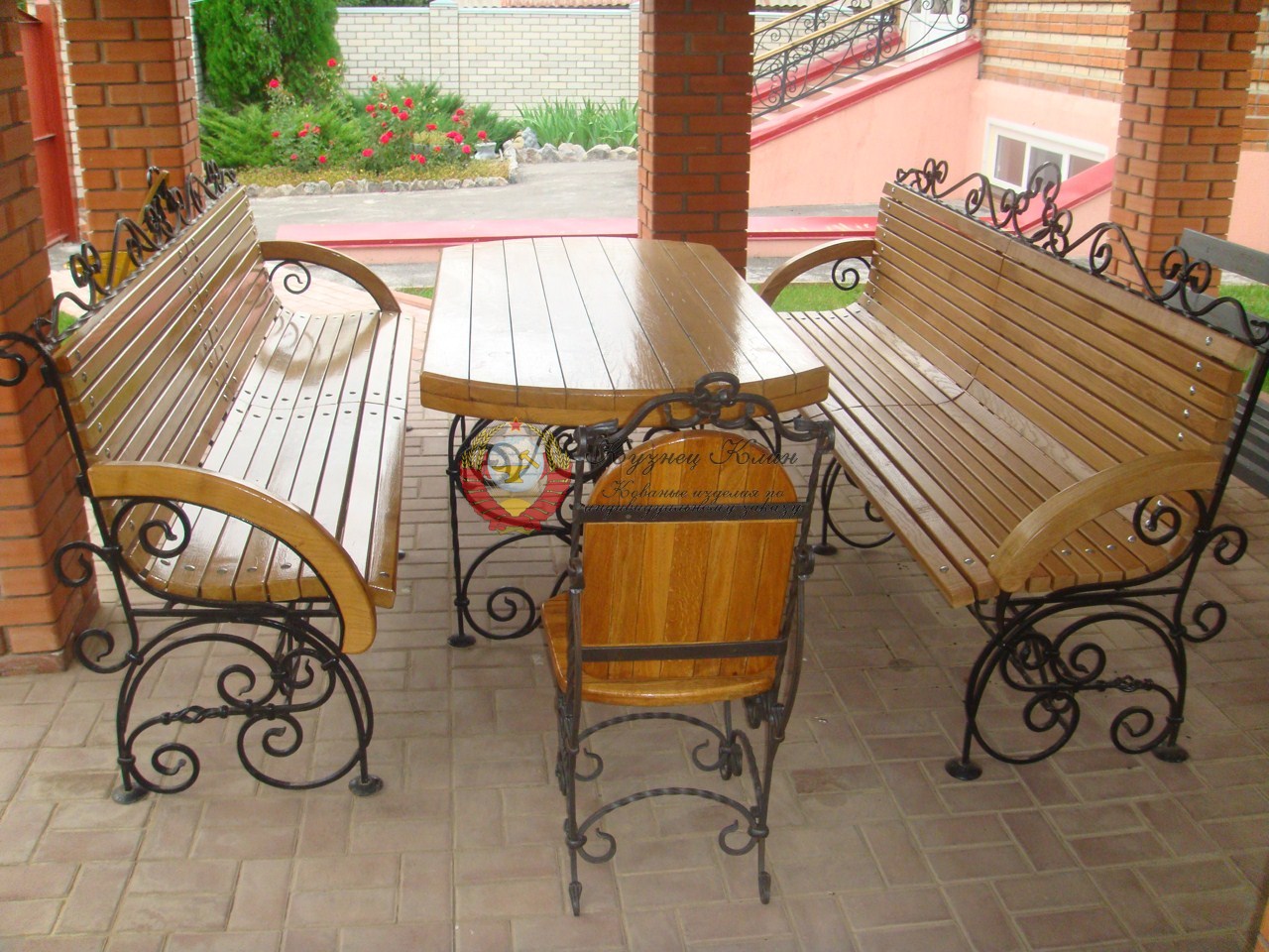 Кованый стол и скамейки