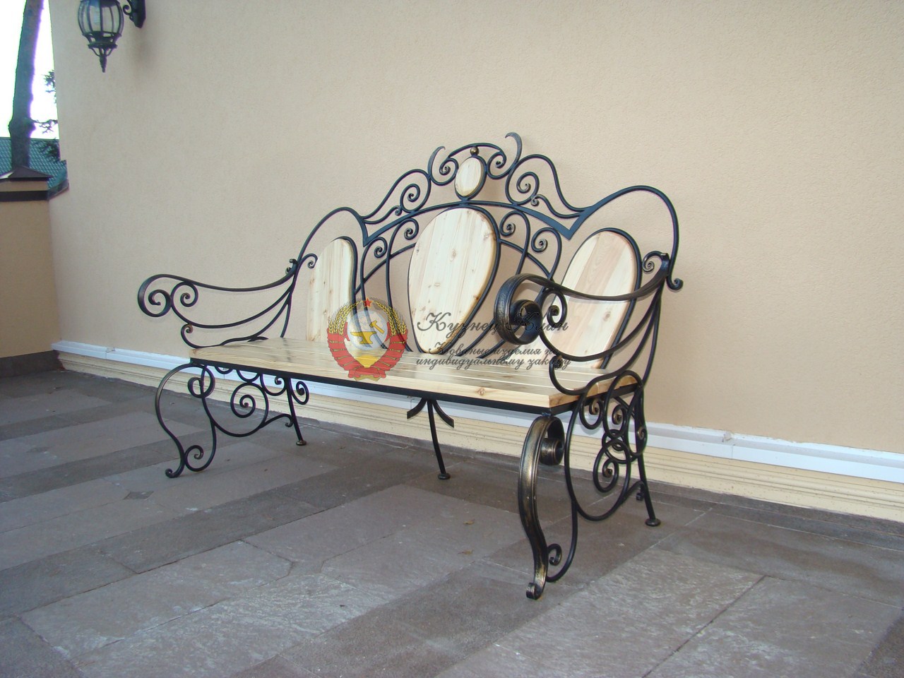 Лавочка кованая с отделкой сосной