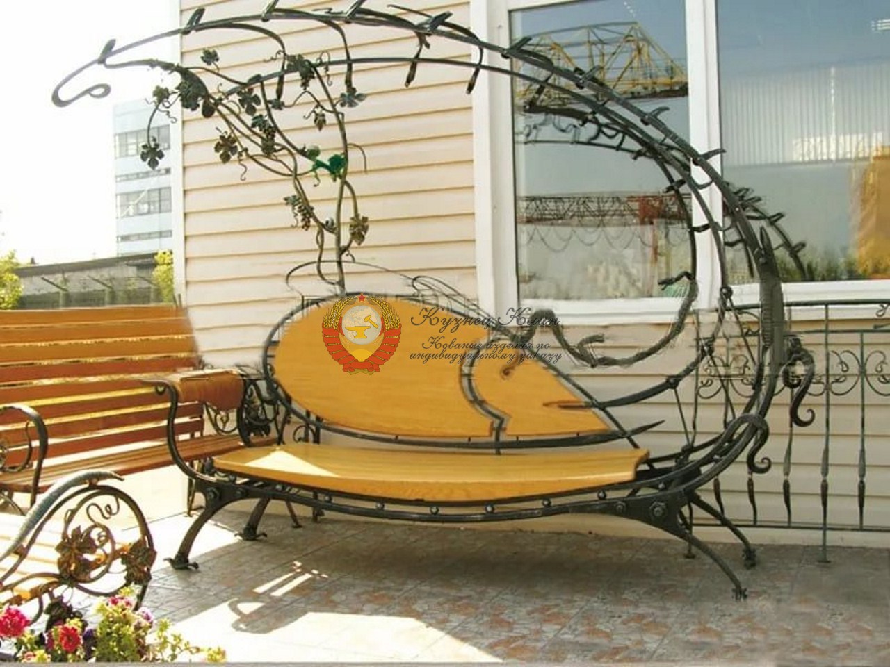 Лавочка кованая с сеткой винограда