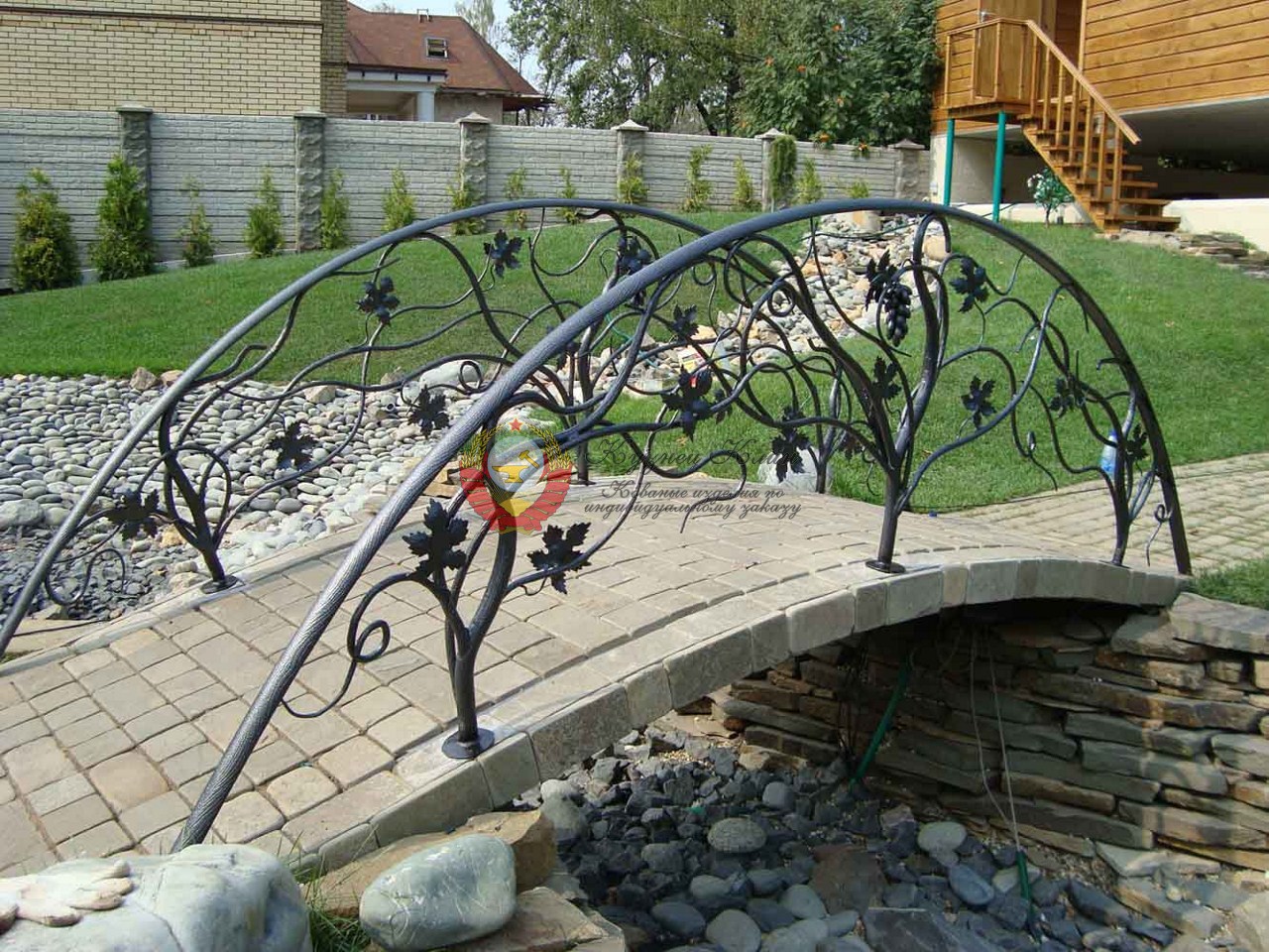 Кованый мостик в виде дерева