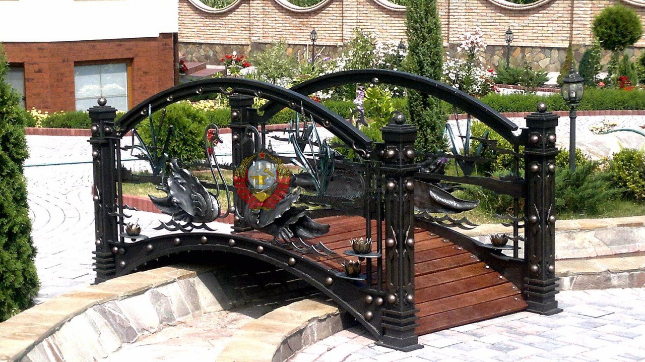 Кованый мостик замковый стиль