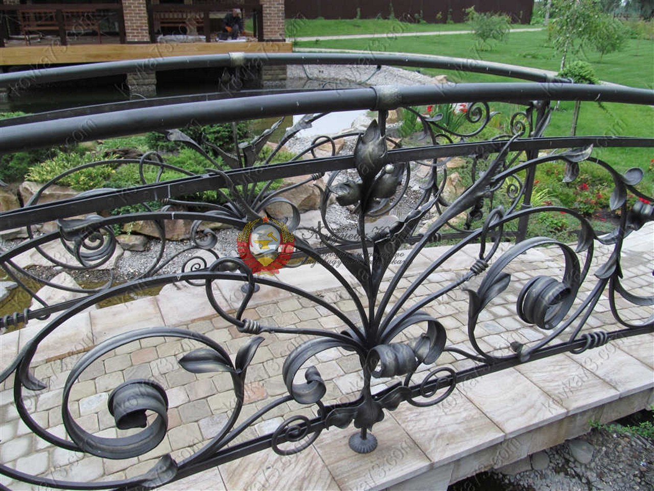 Кованый мостик королевская лилия