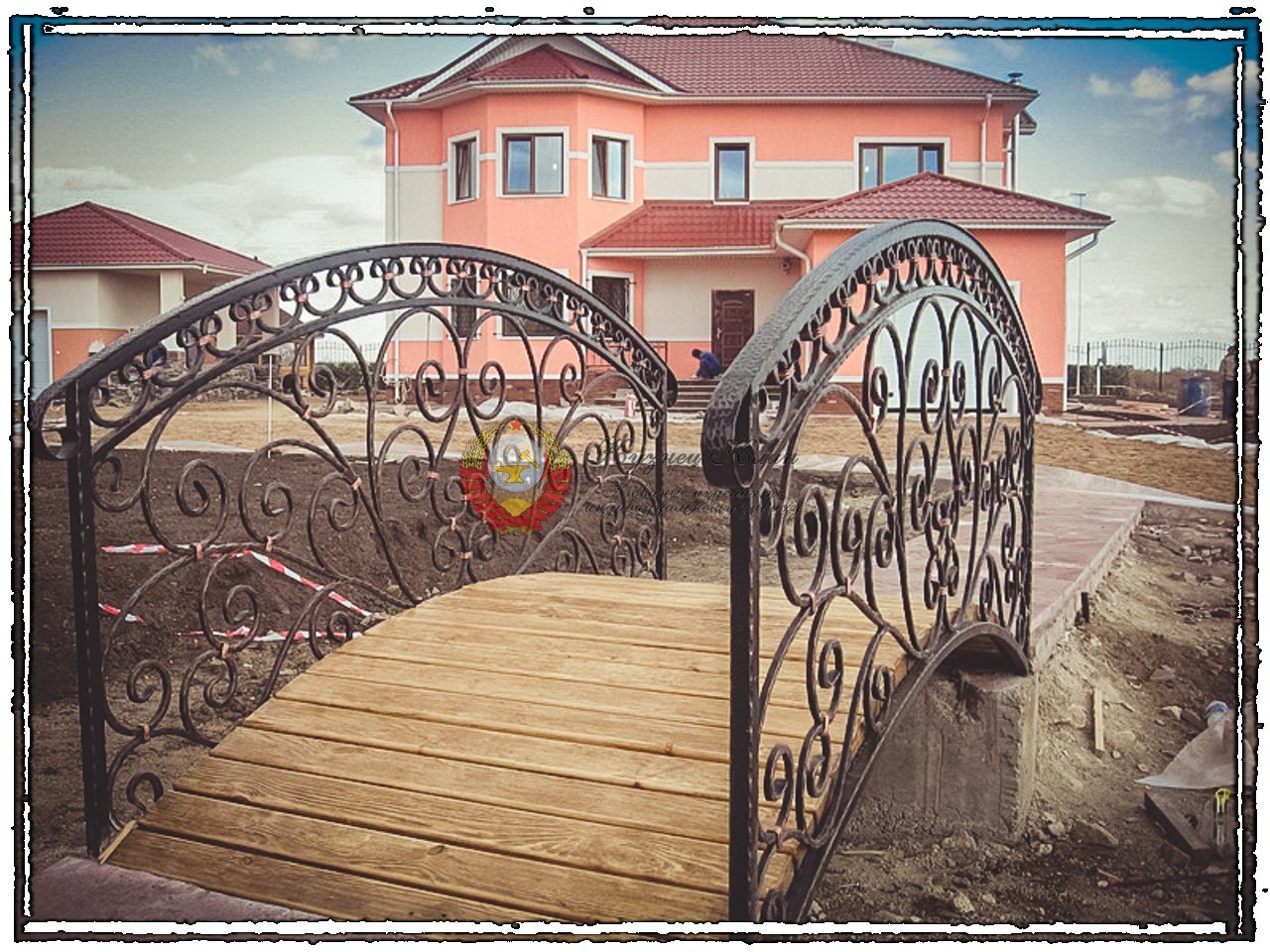 Кованый мостик покрытие лиственница