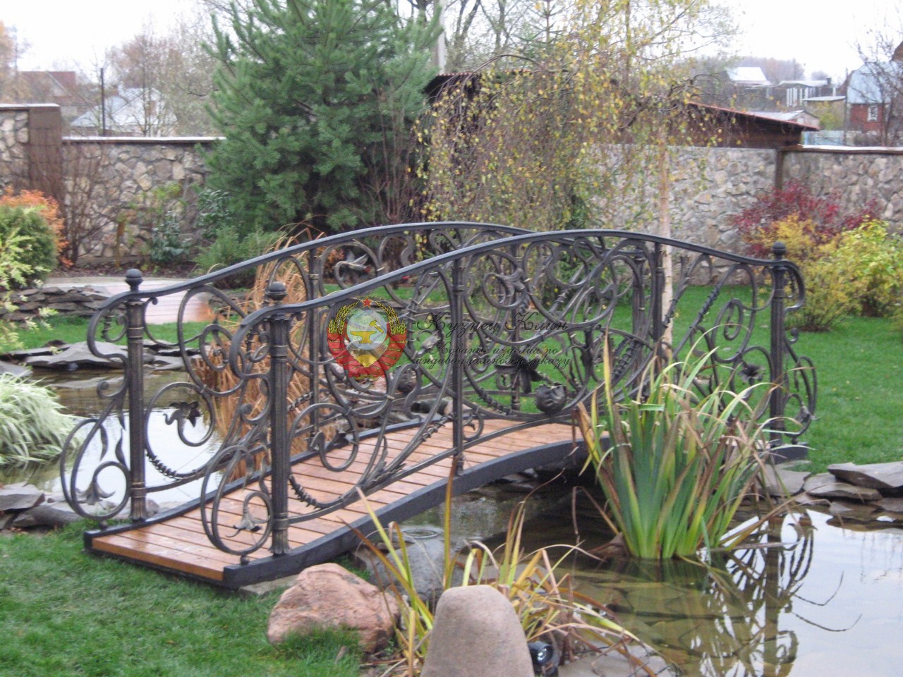 Кованый мостик с плетениями