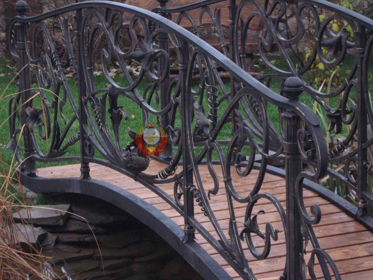 Кованый мостик с с лилиями