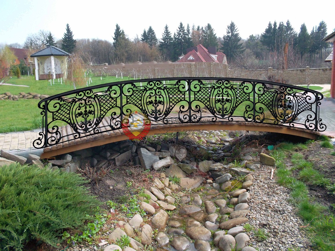 Кованый мостик с семейным гербом