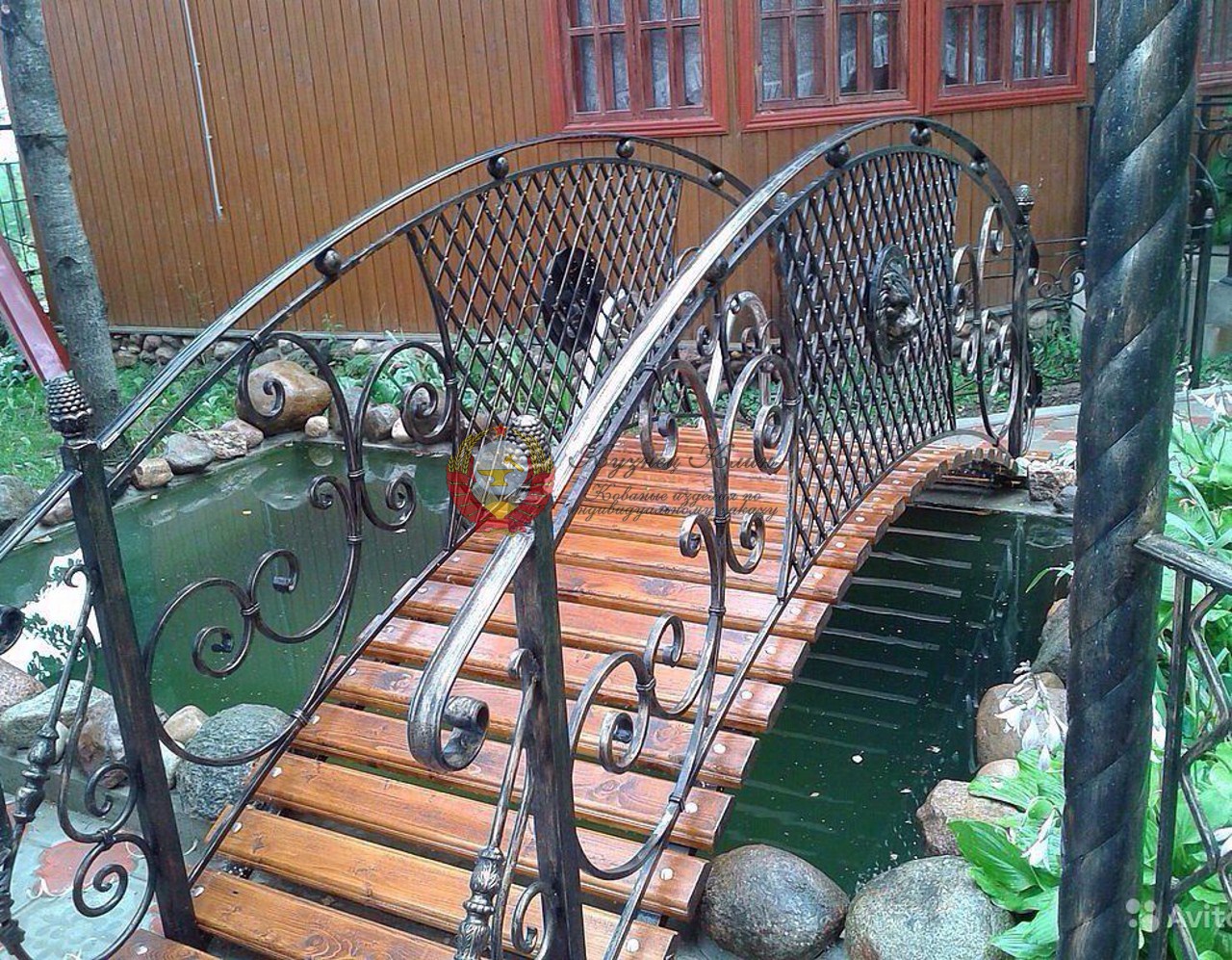 Кованый мостик с эмблемой