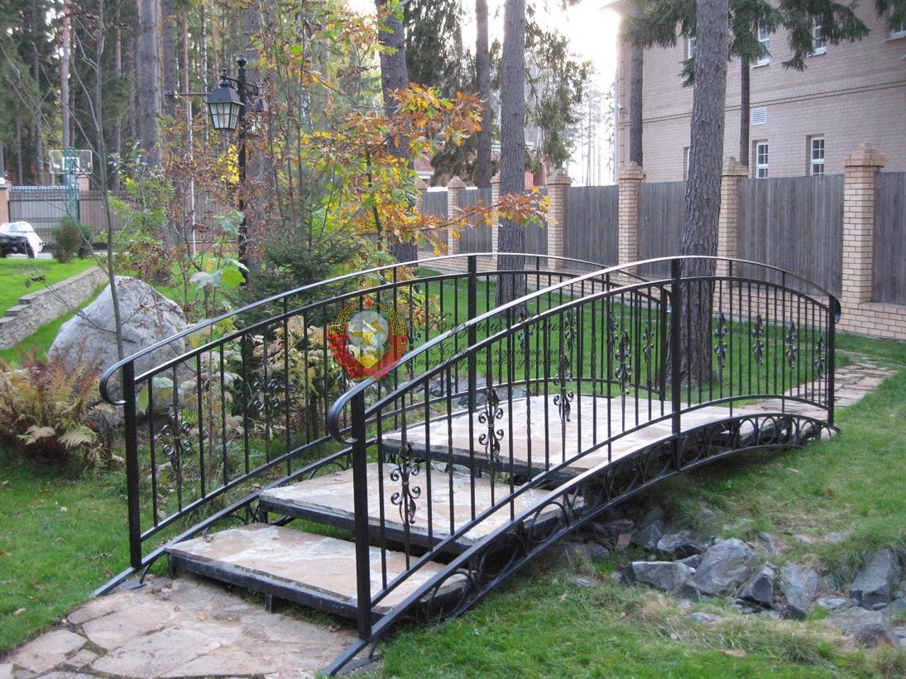Кованый мостик со ступенями