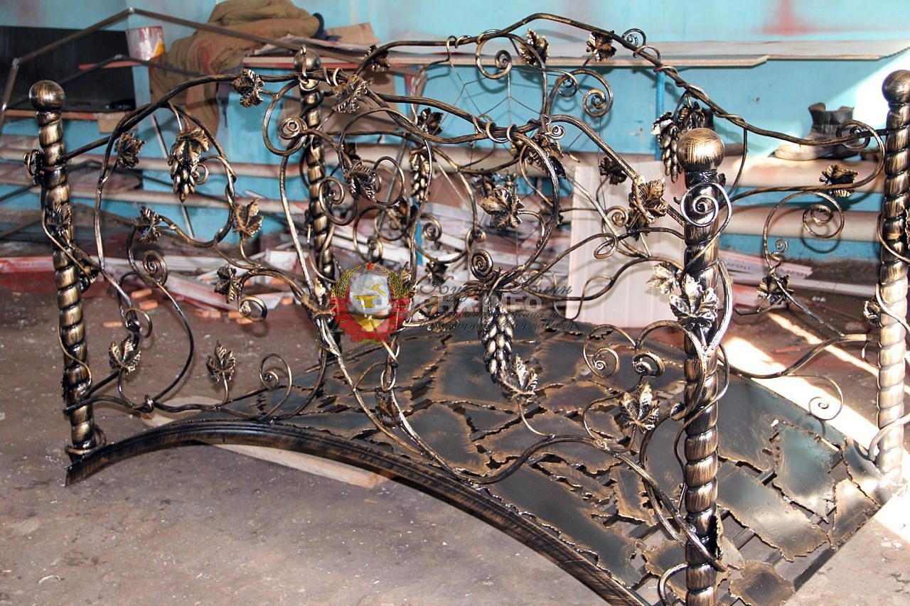 Мостик кованый виноградная лоза