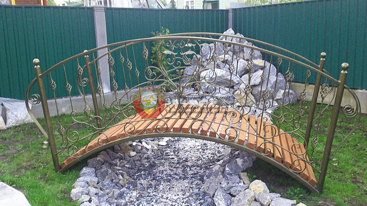 Мостик кованый с покрытием сосной