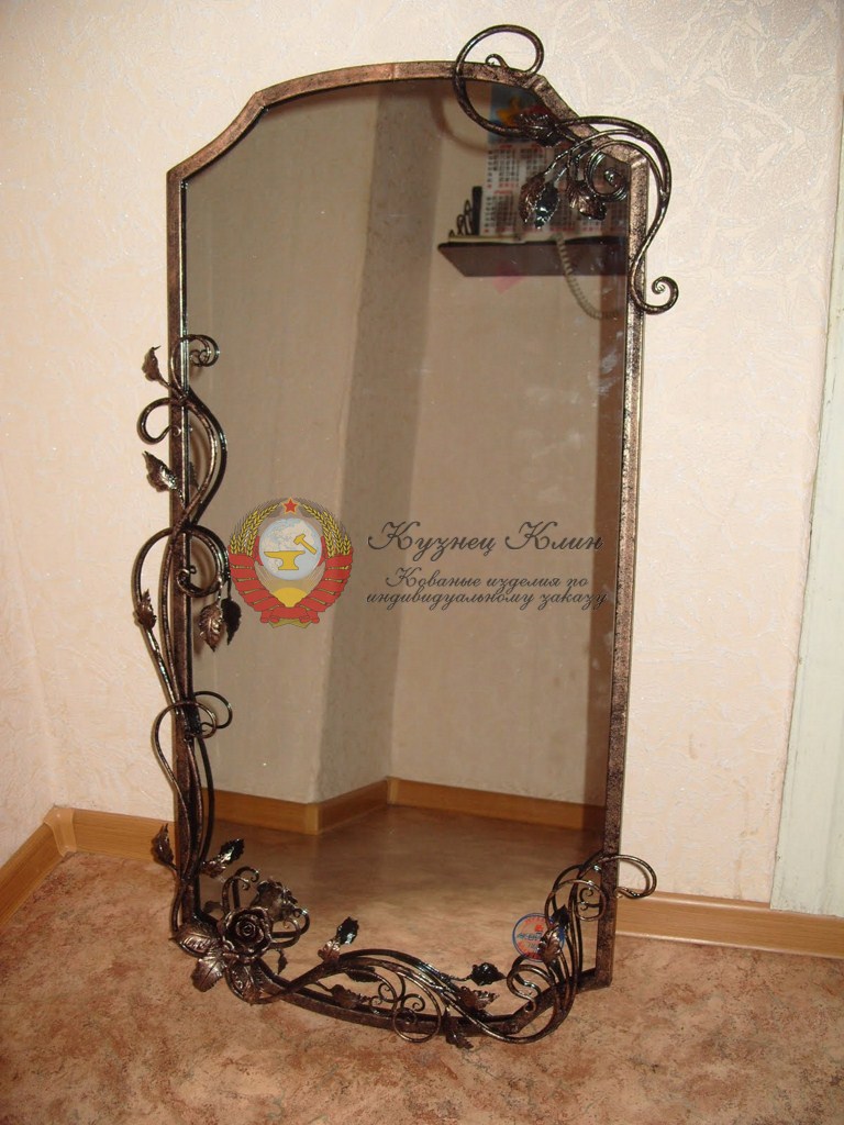 Зеркало в кованом окладе