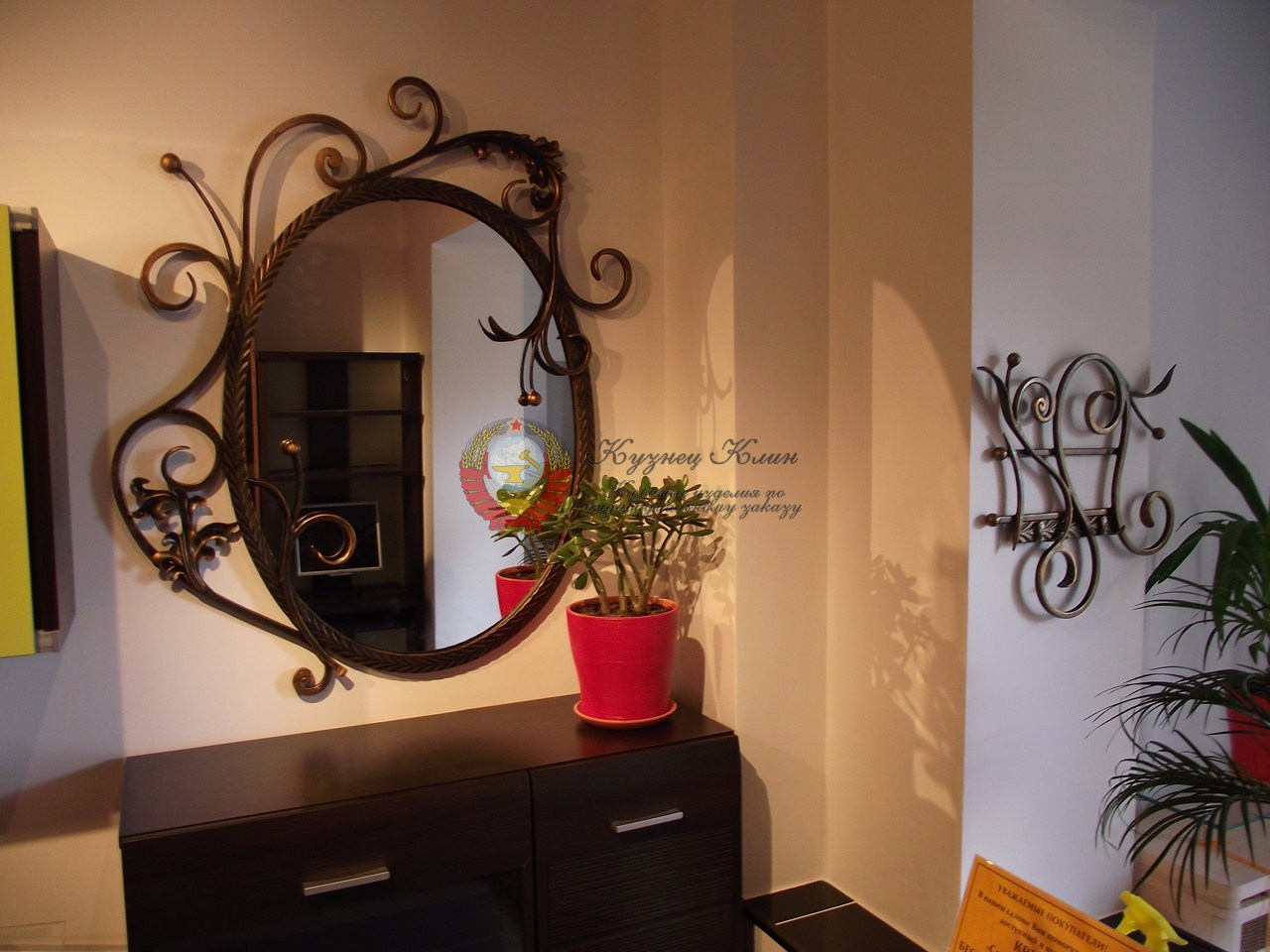 Зеркало кованое на стену